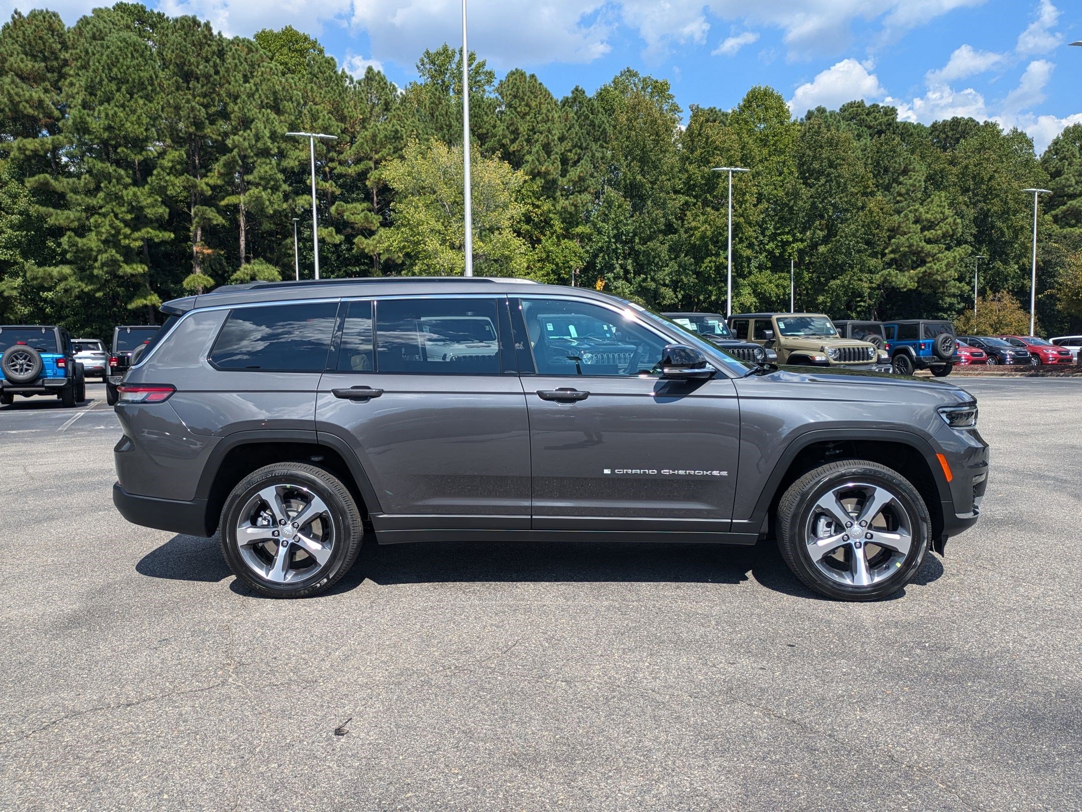 2025 Jeep Grand Cherokee Limited photo 3