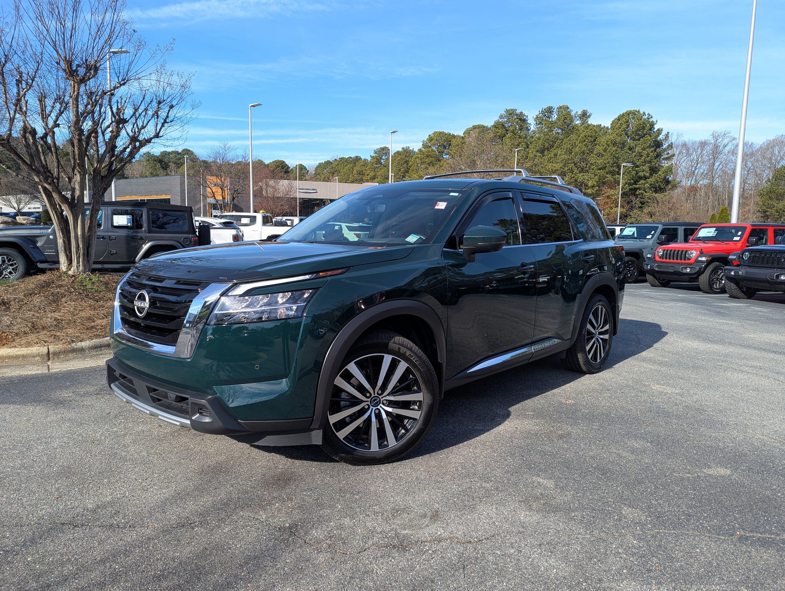 2023 Nissan Pathfinder Platinum's photo