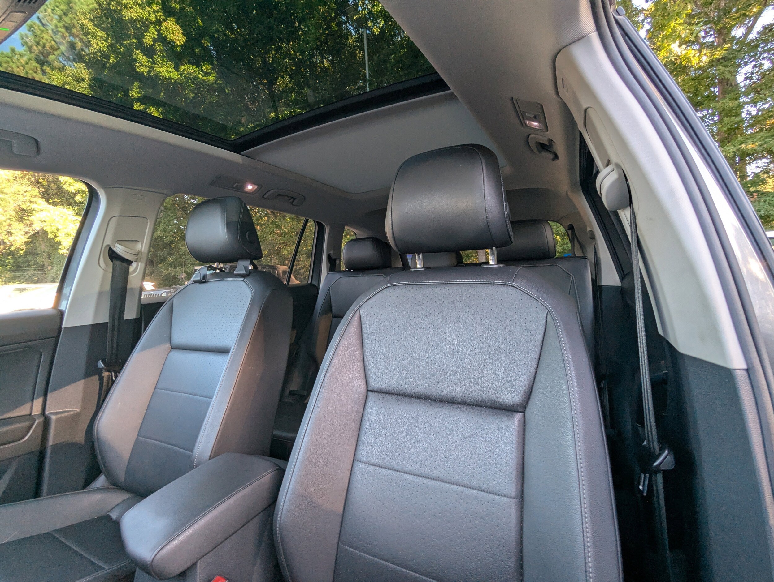 2020 Volkswagen Tiguan SE photo 2