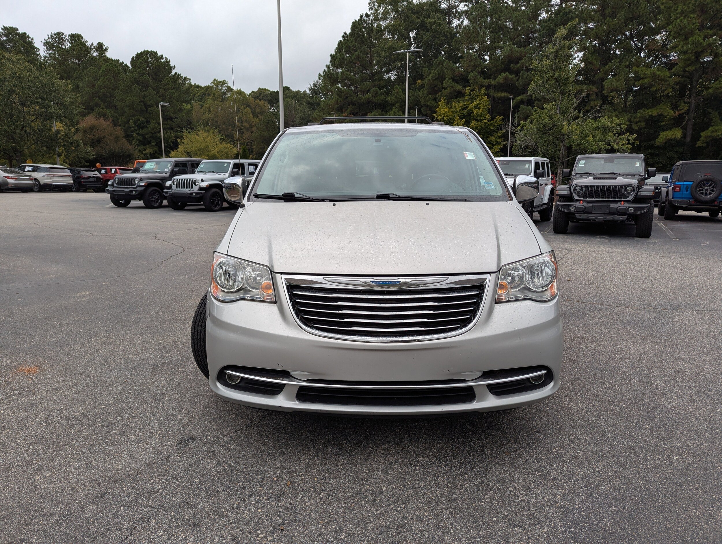2012 Chrysler Town & Country photo 2