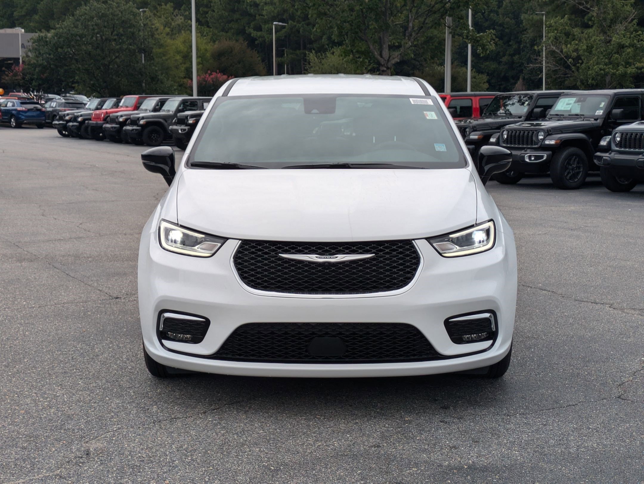 2026 Chrysler Pacifica photo 2