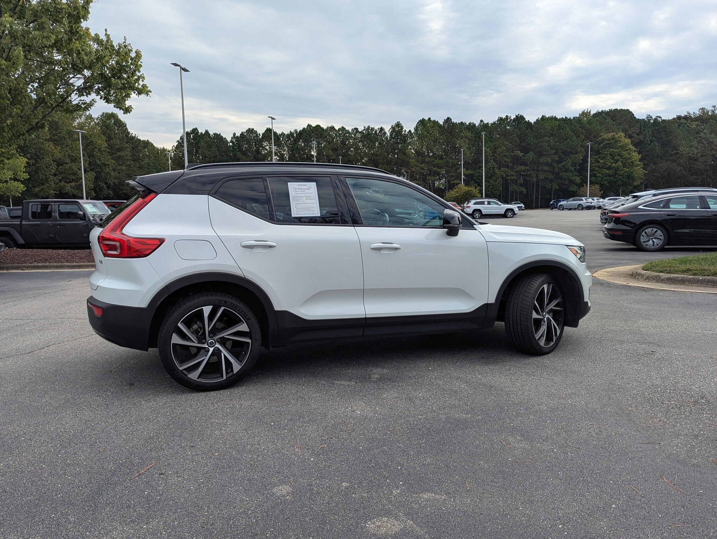 2021 Volvo XC40 R-Design photo 2