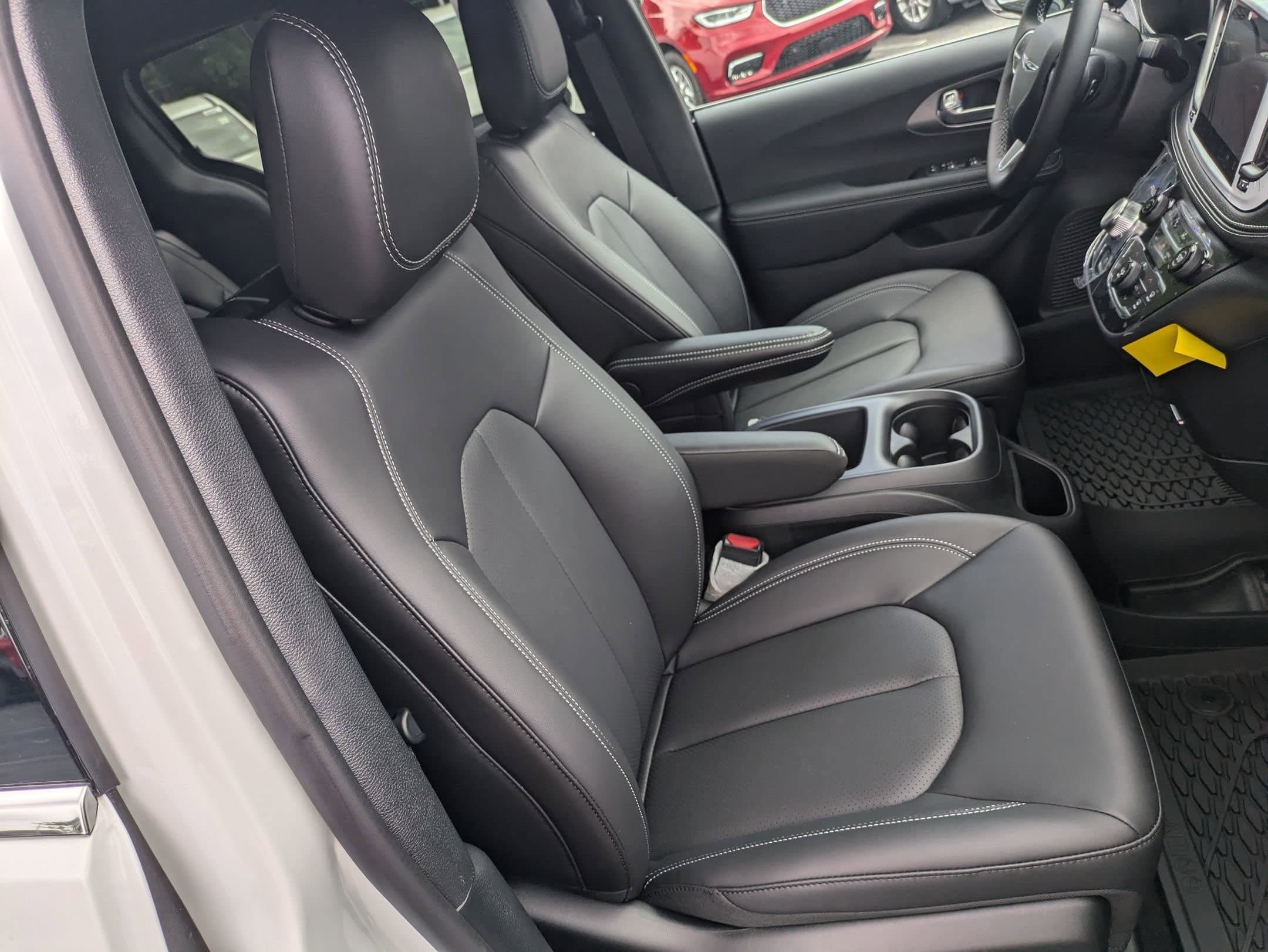 2026 Chrysler Pacifica Select - Photo 30