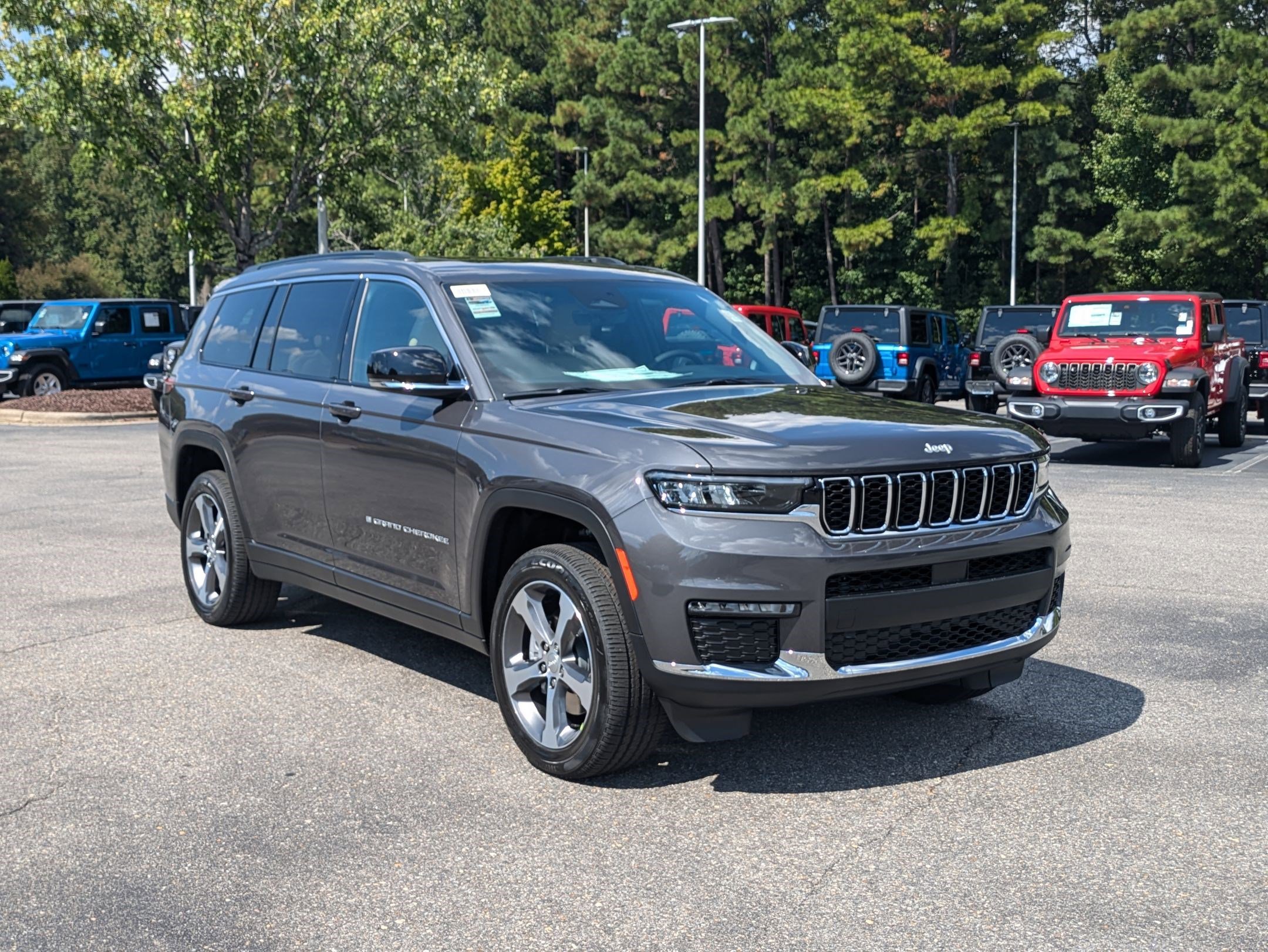 2025 Jeep Grand Cherokee Limited photo 2