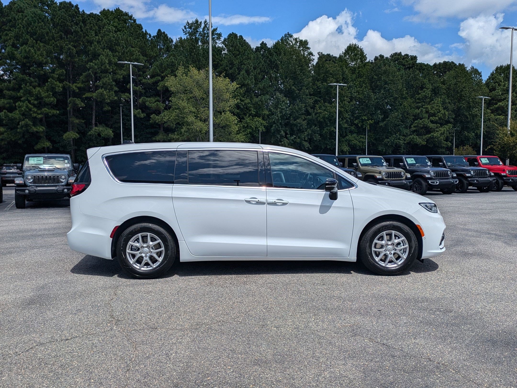 2026 Chrysler Pacifica photo 4