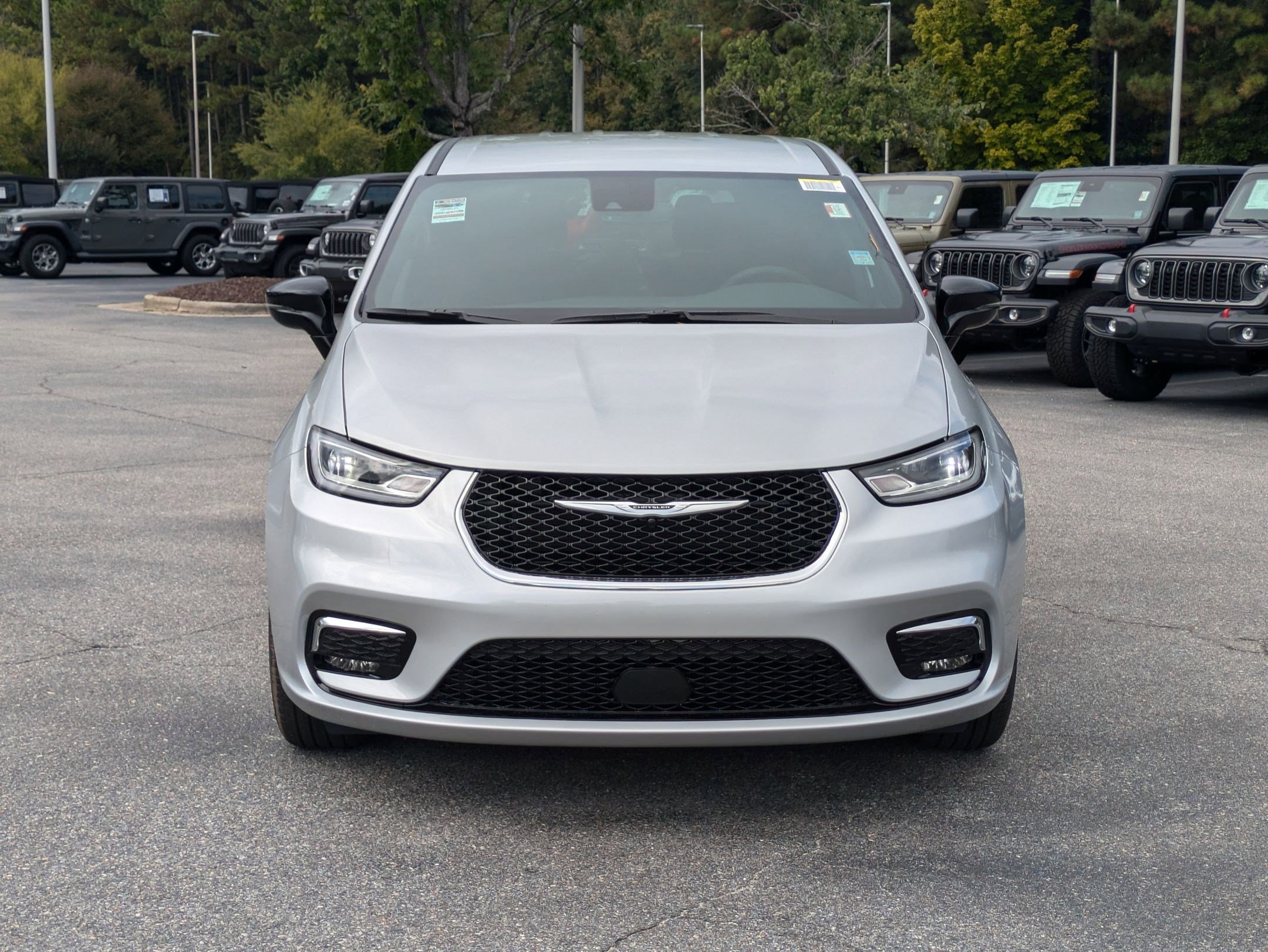 2026 Chrysler Pacifica photo 2