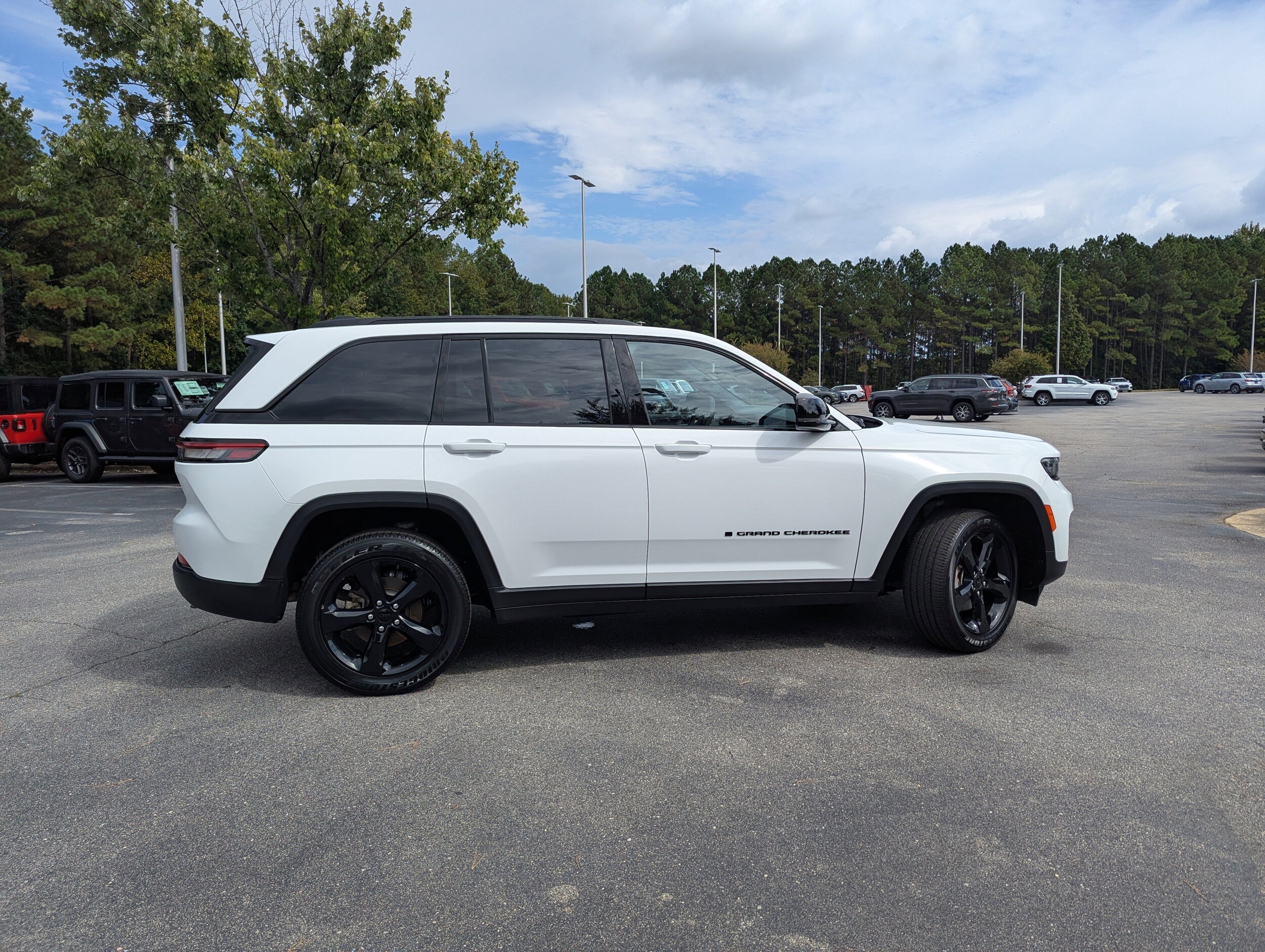 2023 Jeep Grand Cherokee Altitude photo 3
