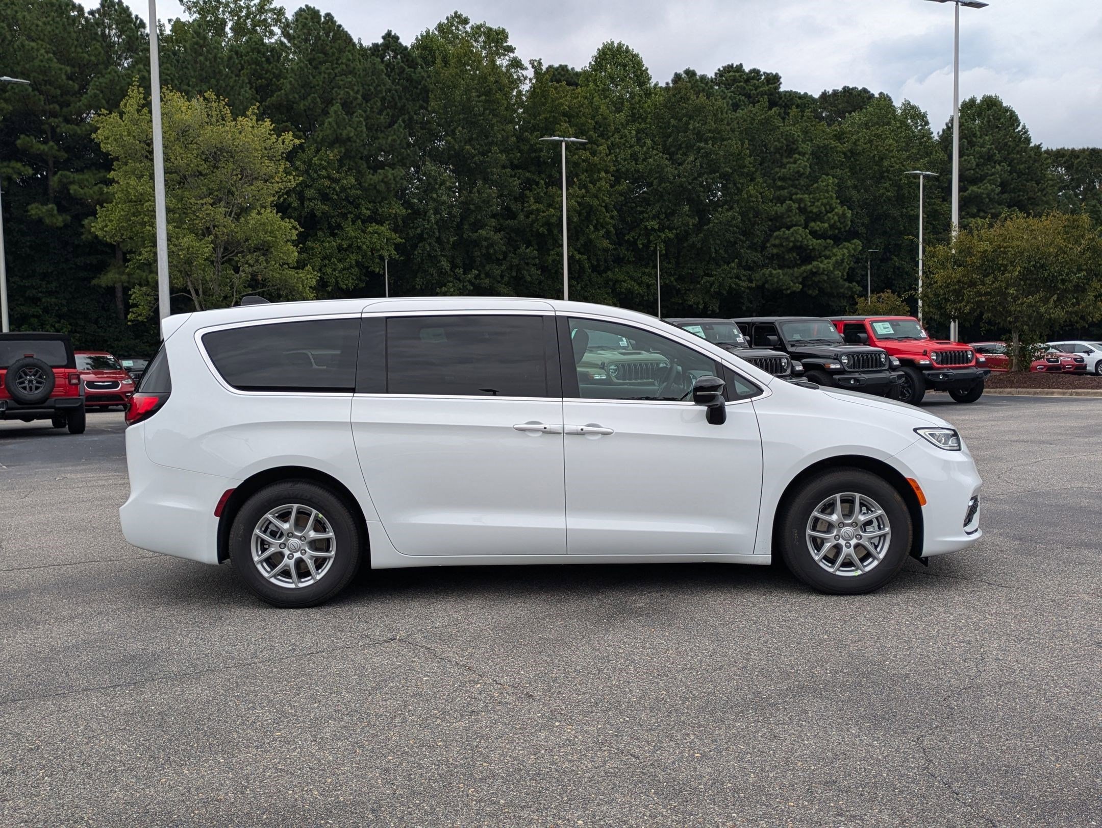 2026 Chrysler Pacifica photo 4