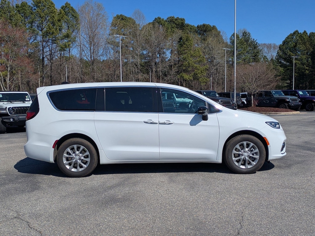 New 2026 Chrysler Pacifica SELECT AWD Passenger Van