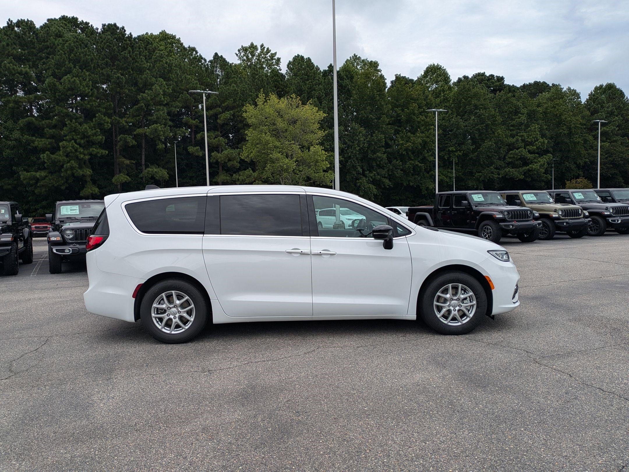 2026 Chrysler Pacifica photo 3