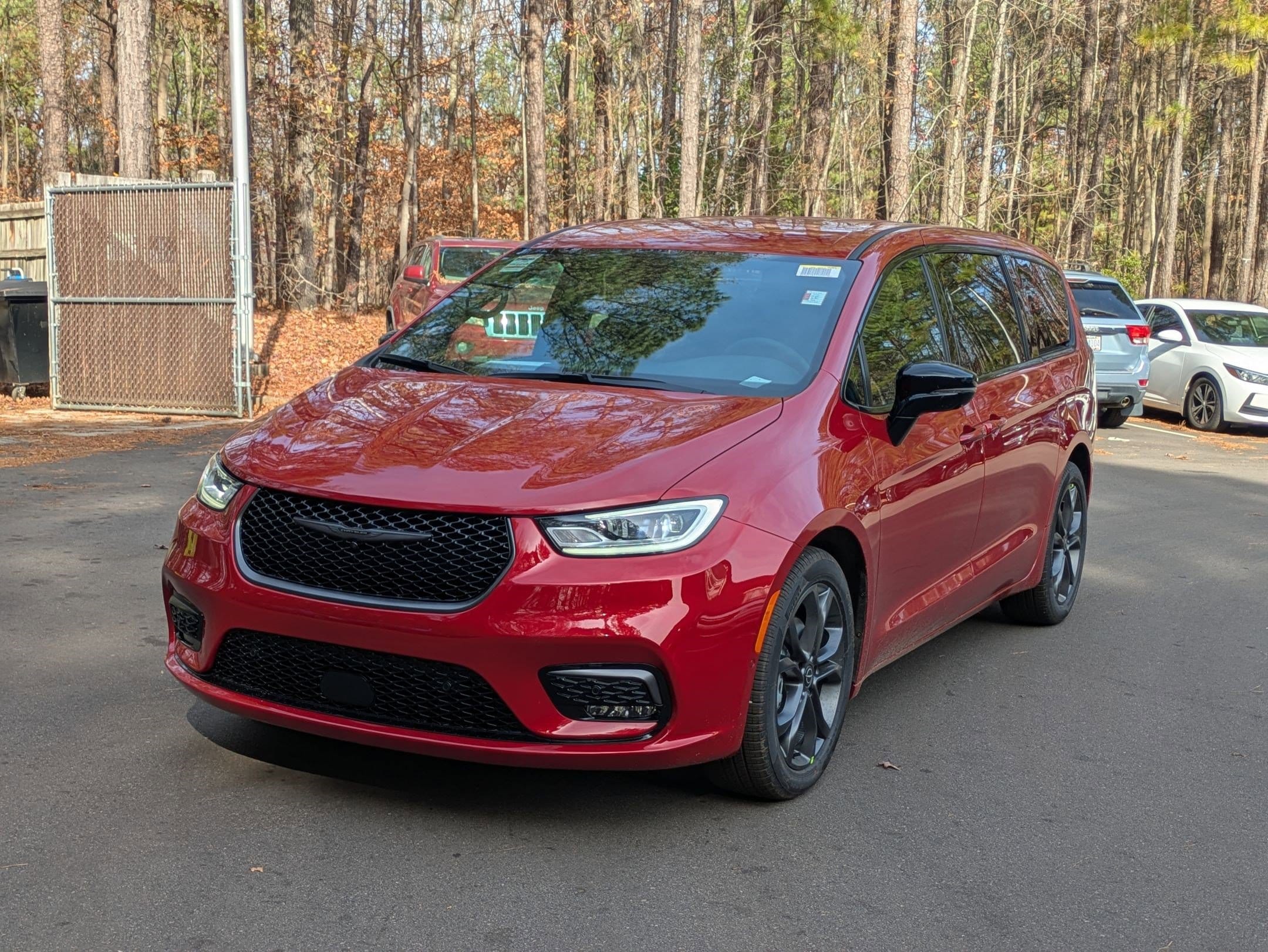 2026 Chrysler Pacifica Select's photo