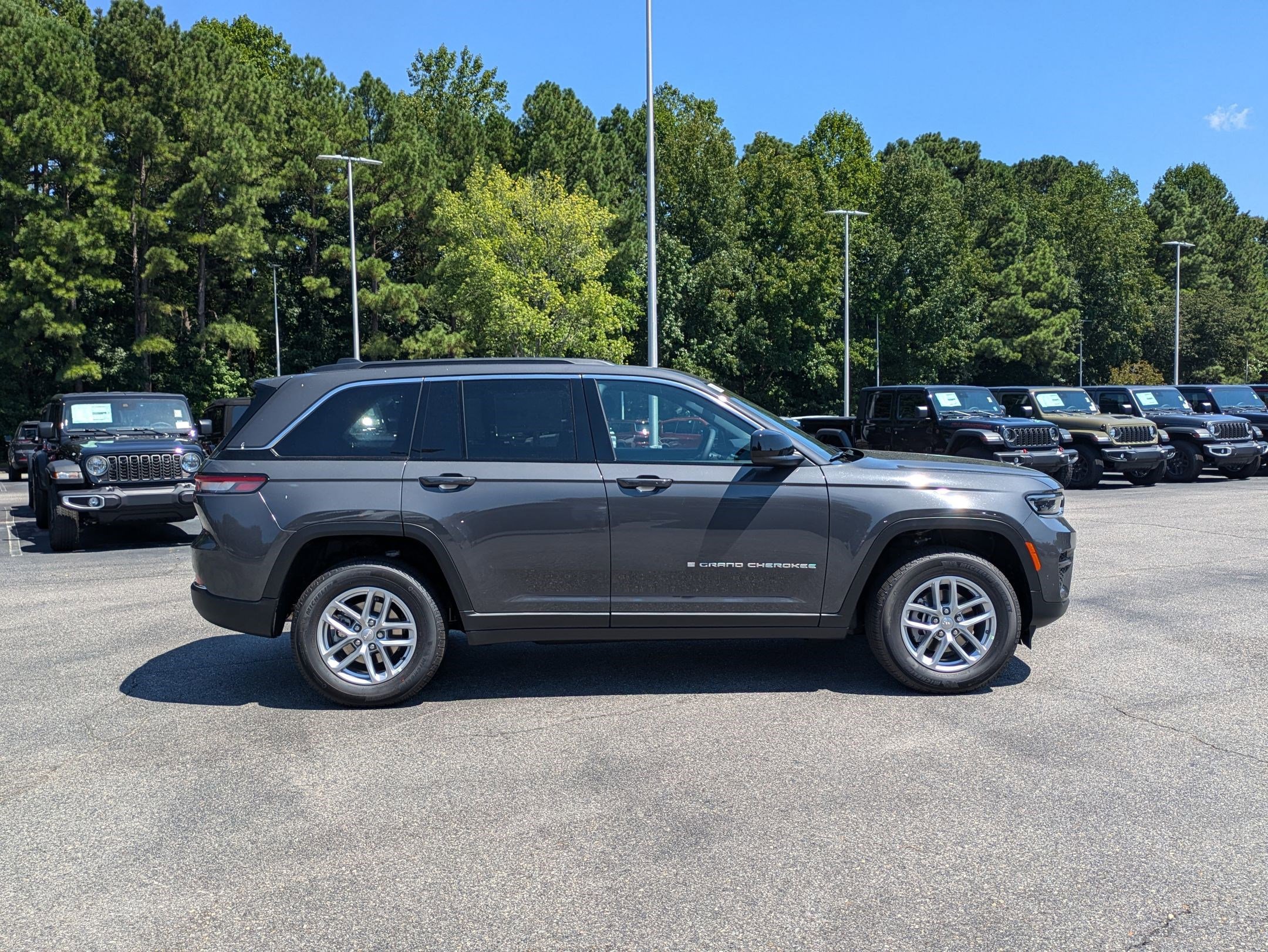 2025 Jeep Grand Cherokee Laredo photo 4