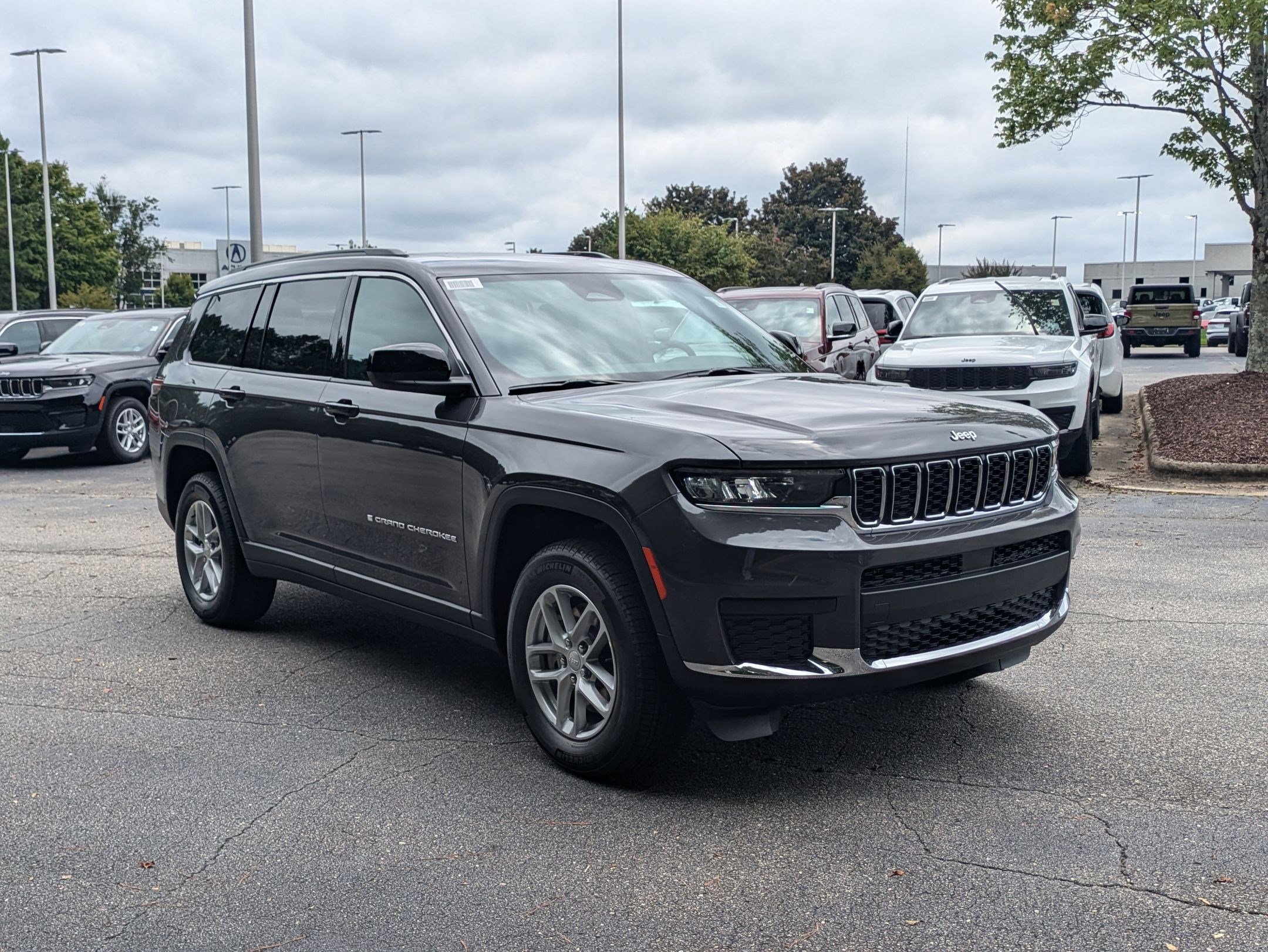 2025 Jeep Grand Cherokee Laredo photo 3