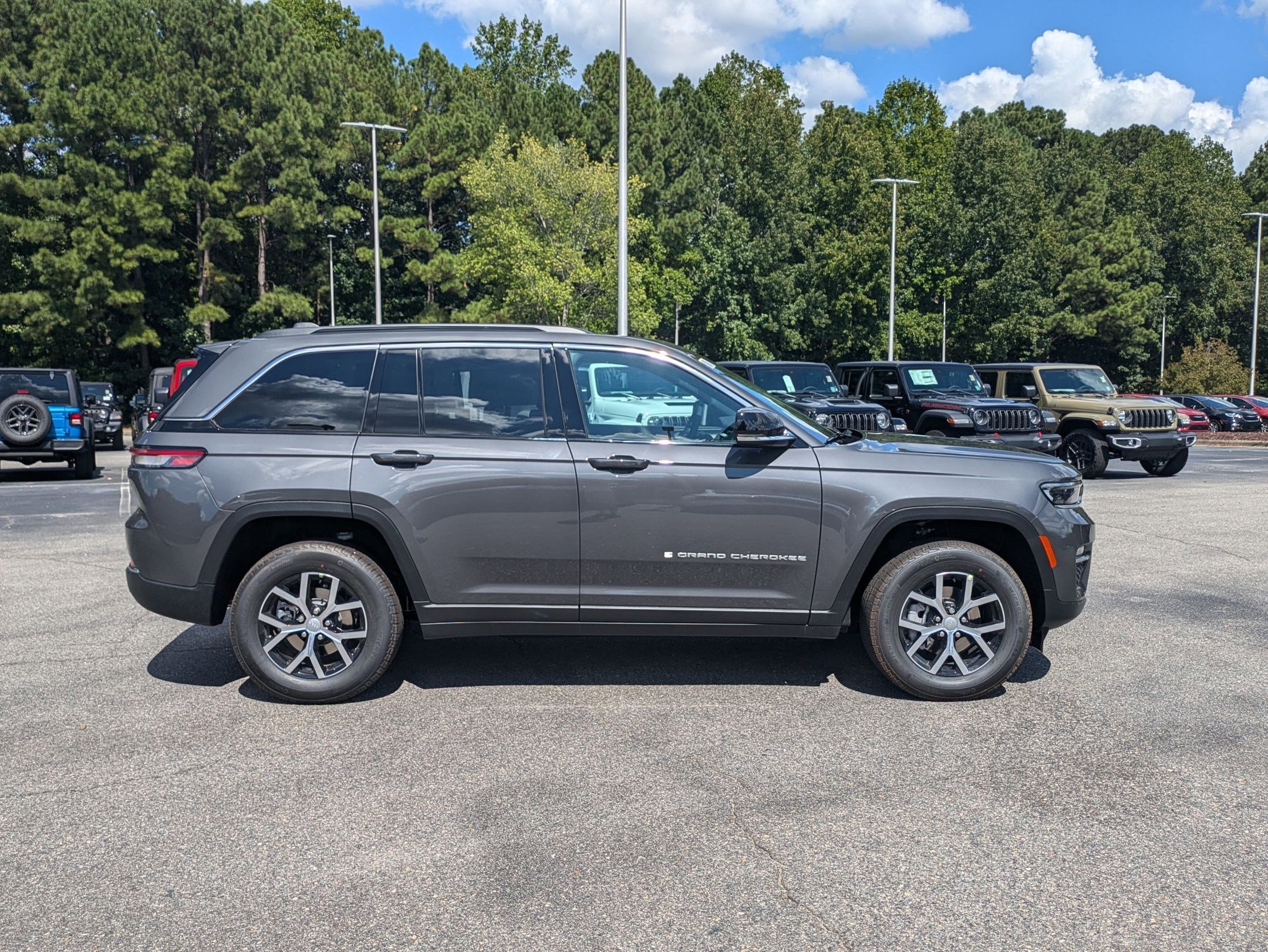 2025 Jeep Grand Cherokee Limited photo 4