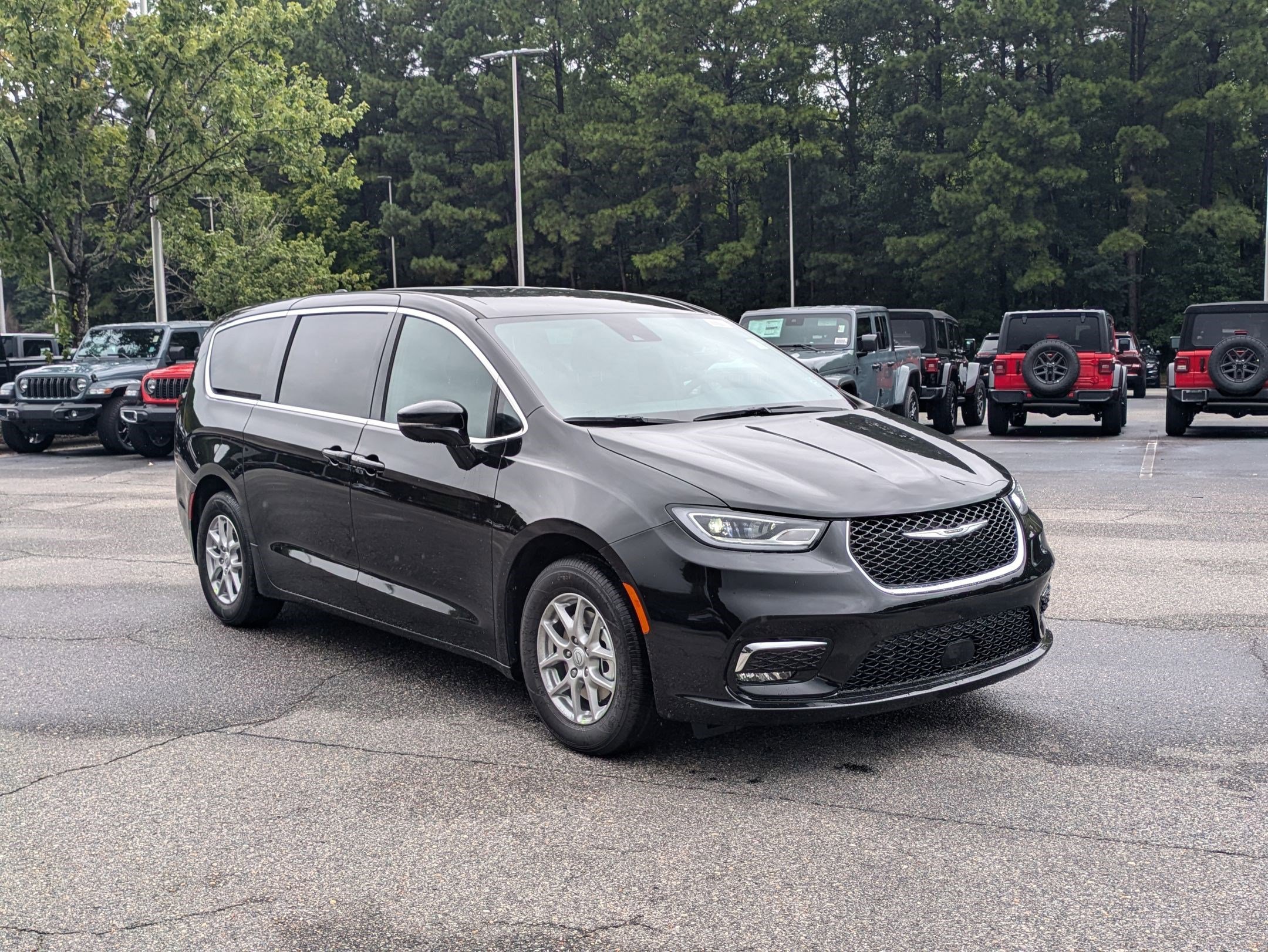 2026 Chrysler Pacifica photo 3