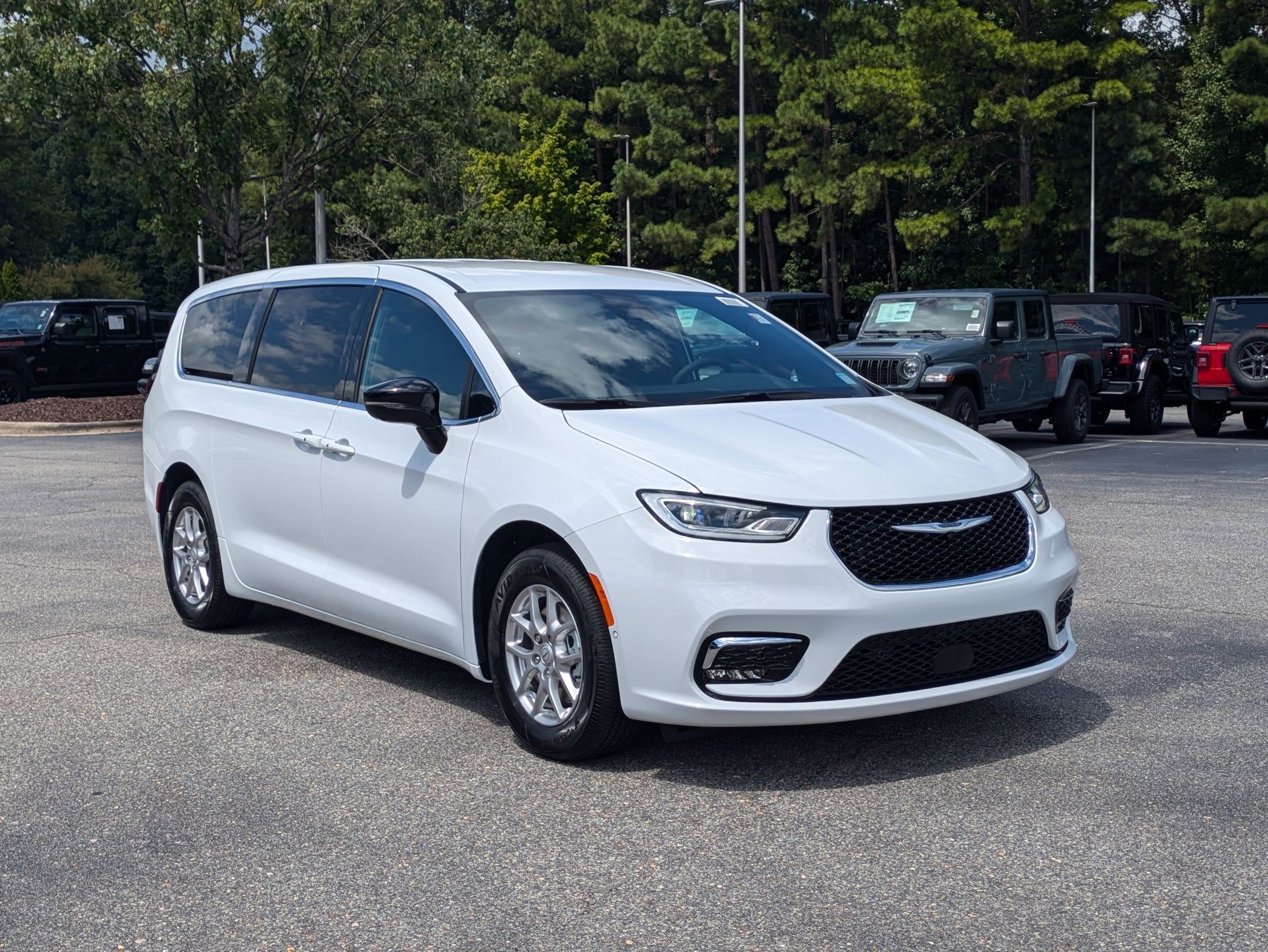 2026 Chrysler Pacifica photo 3