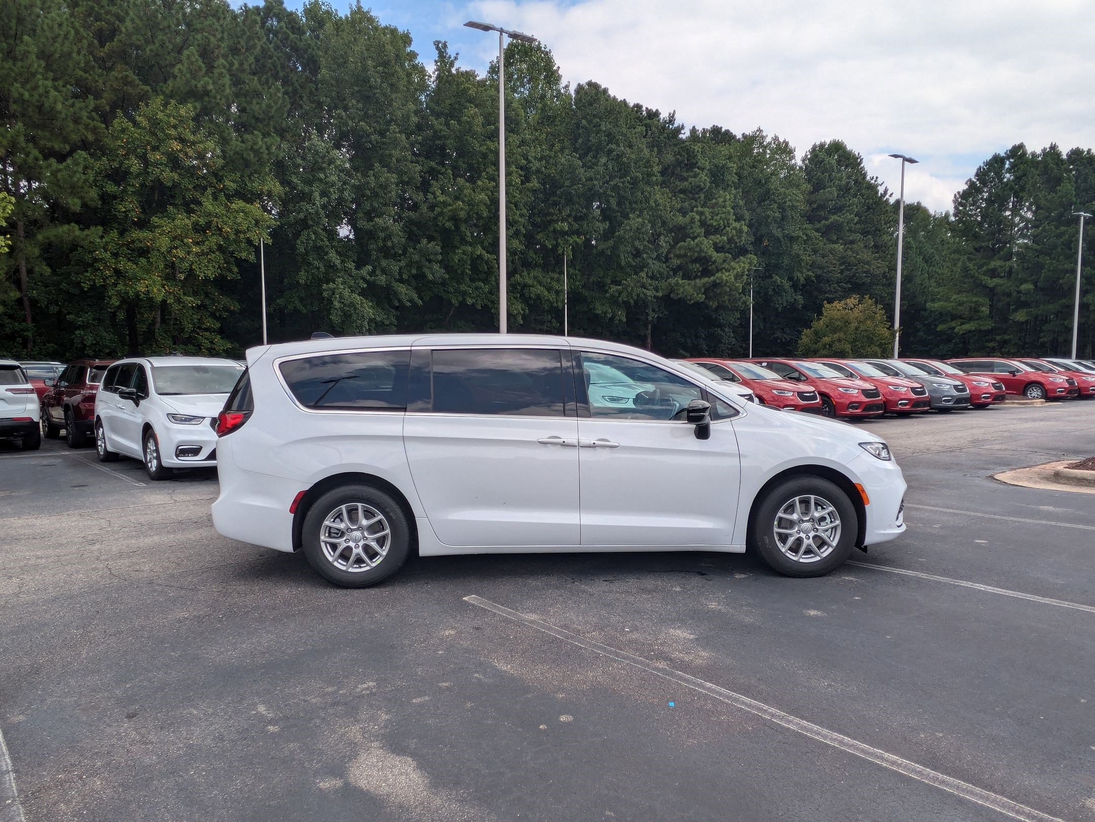2026 Chrysler Pacifica photo 4
