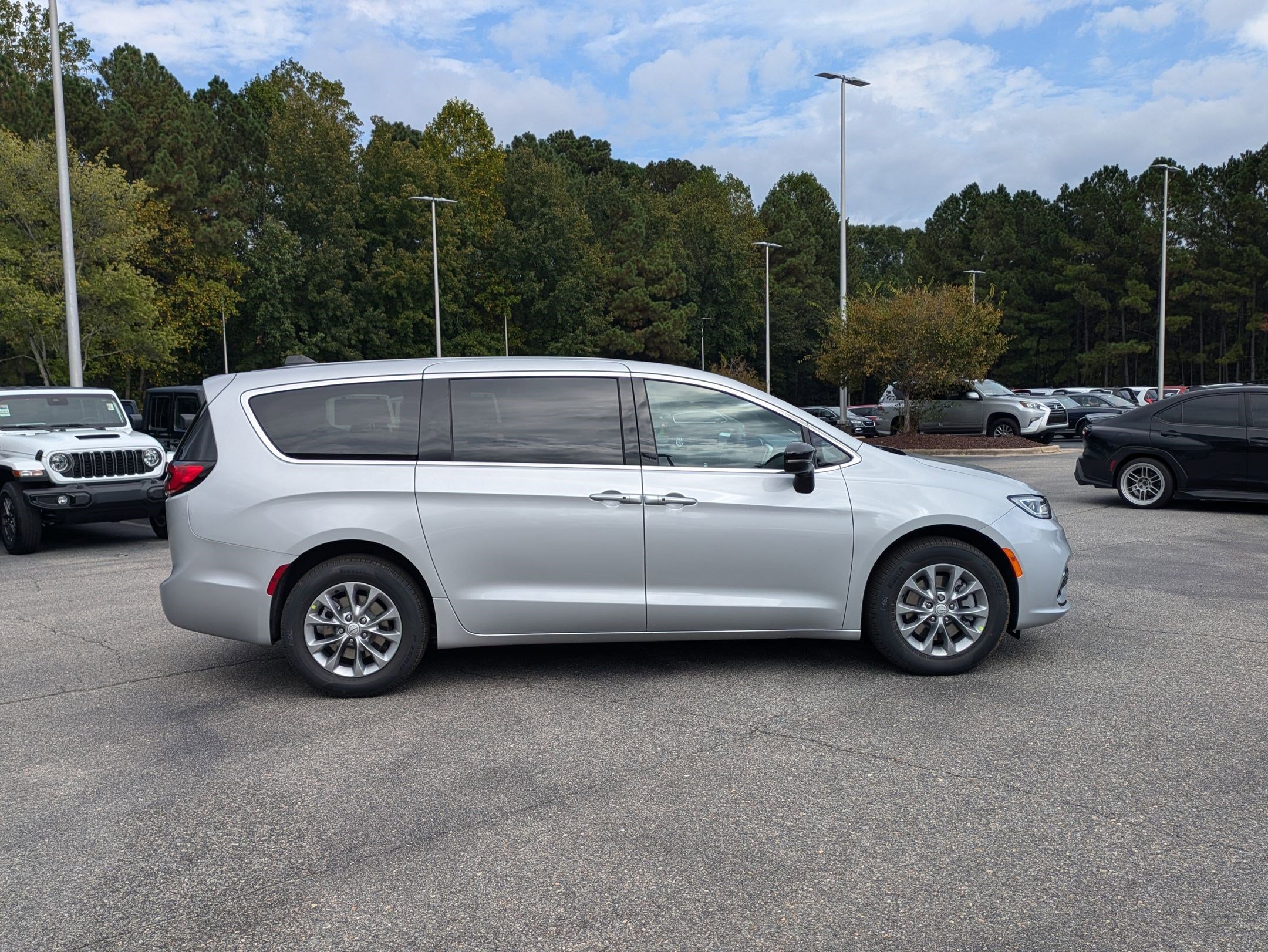 2026 Chrysler Pacifica photo 4