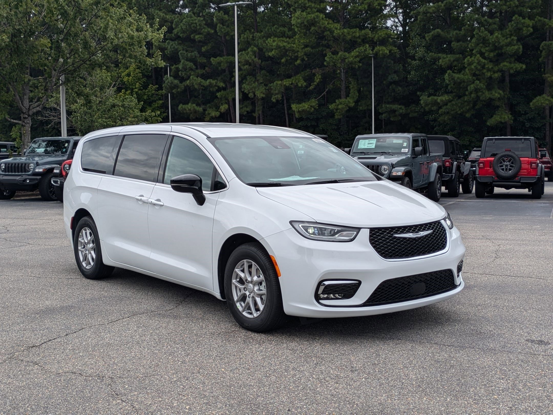 2026 Chrysler Pacifica photo 2