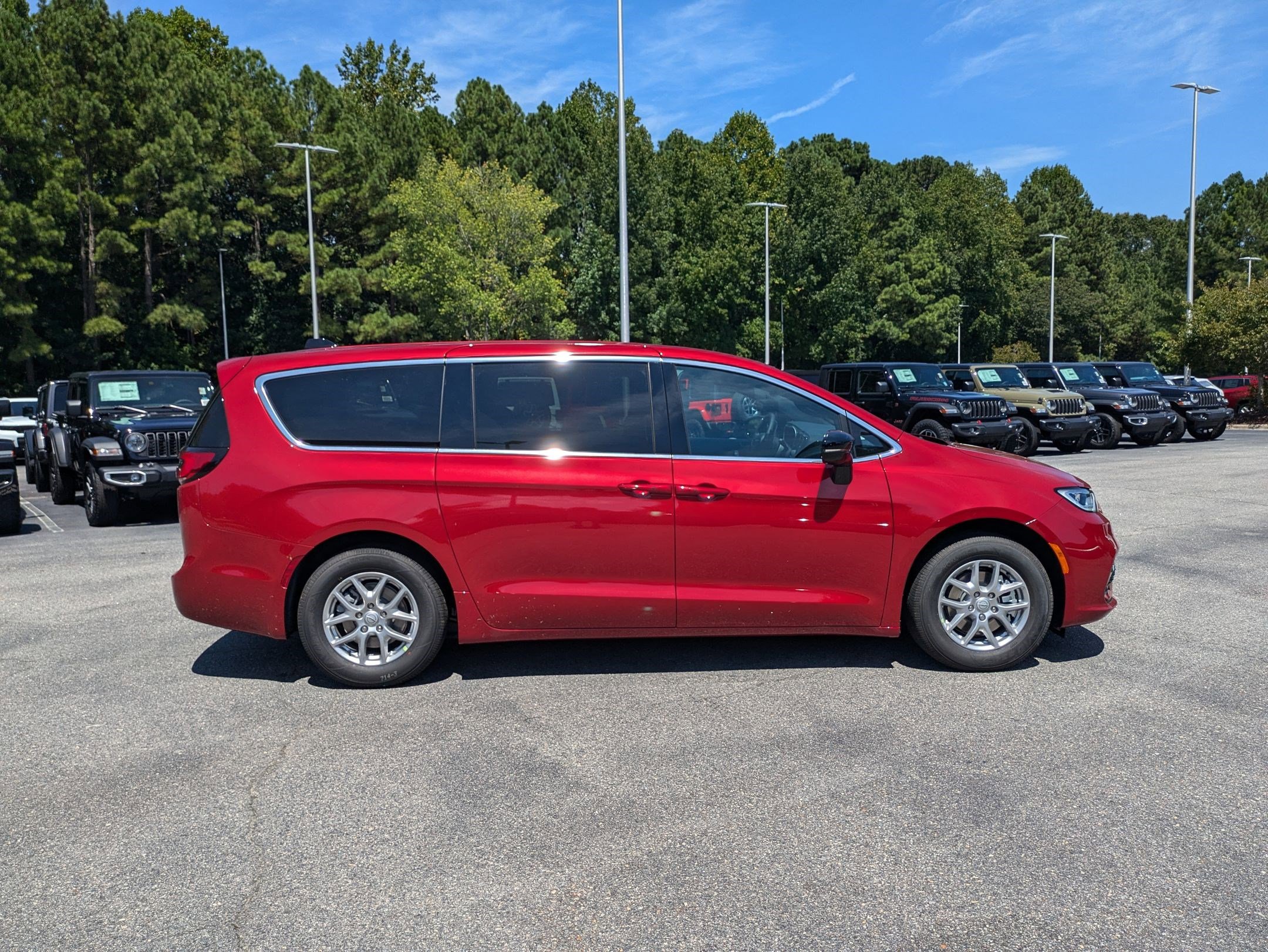 2026 Chrysler Pacifica photo 4