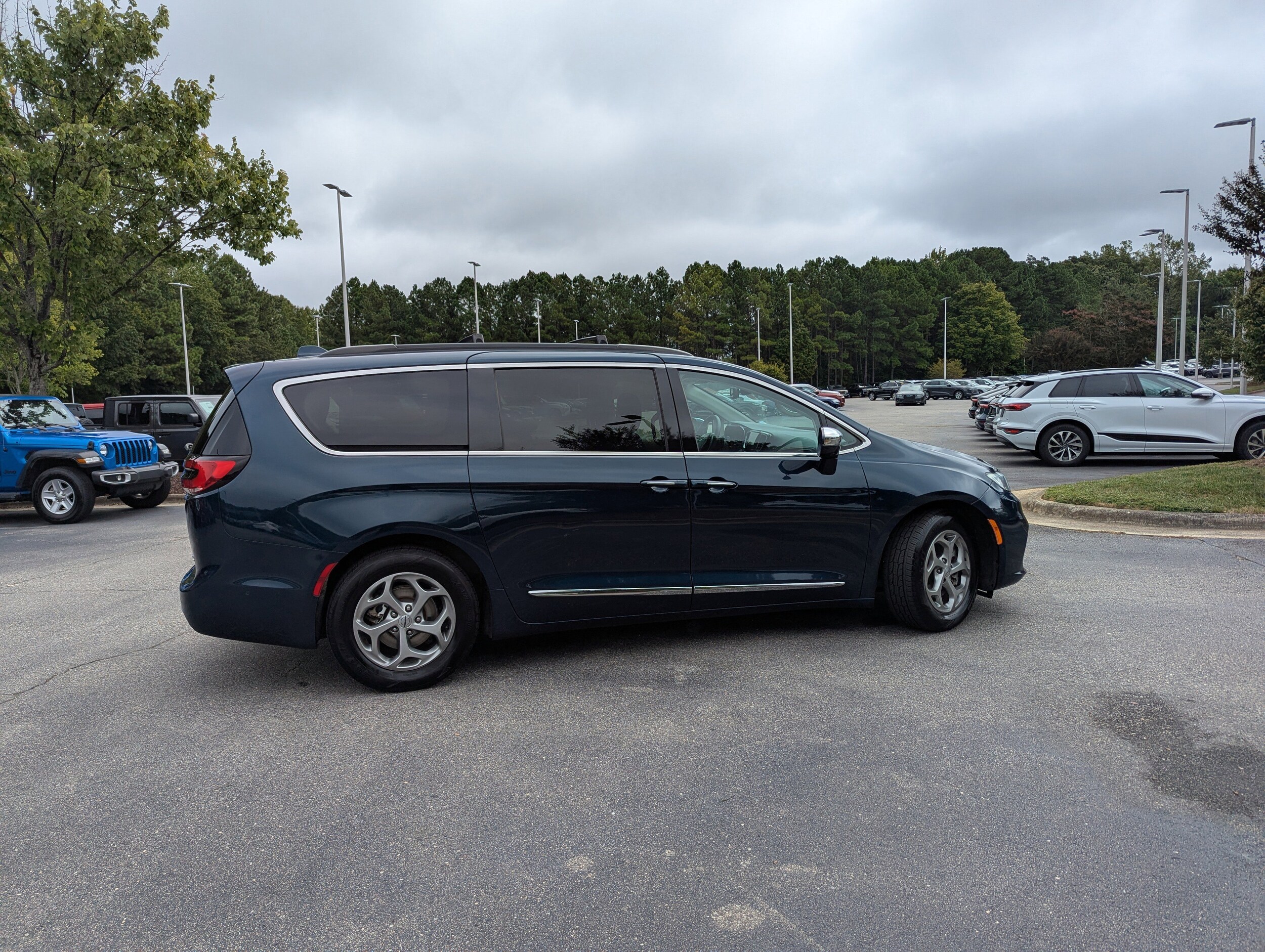2022 Chrysler Pacifica Limited photo 2
