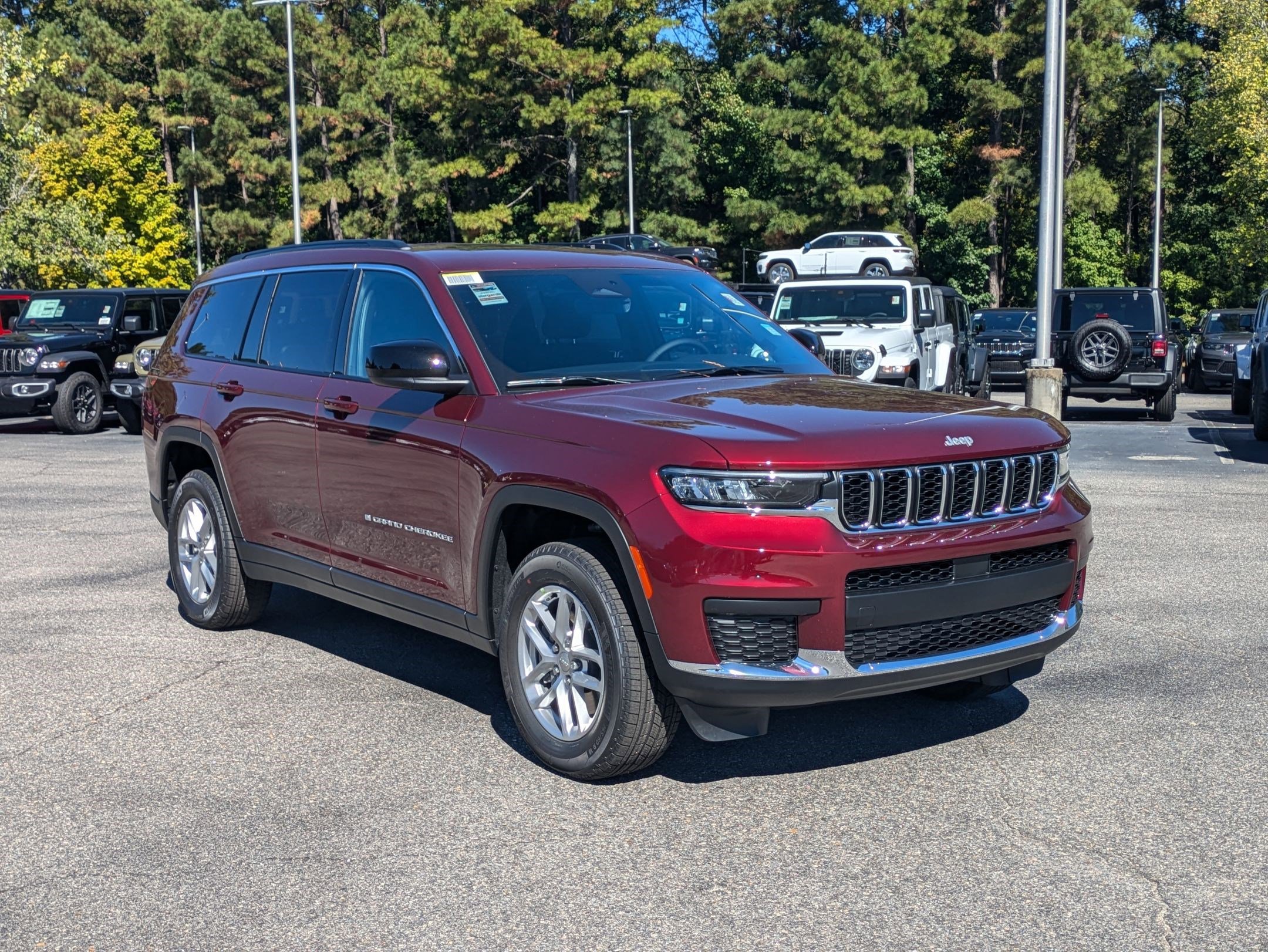 2025 Jeep Grand Cherokee Laredo photo 3