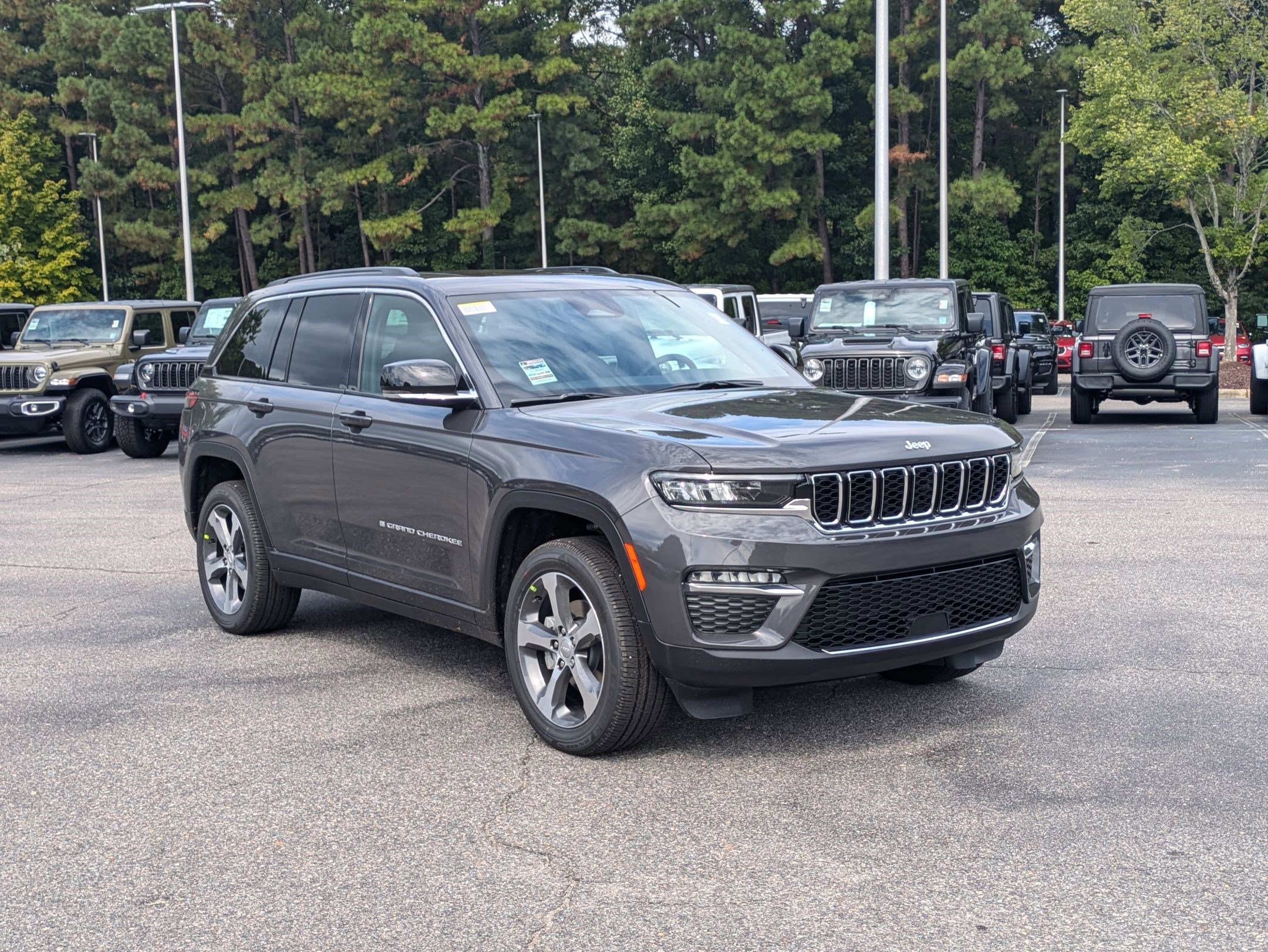 2025 Jeep Grand Cherokee Limited photo 2