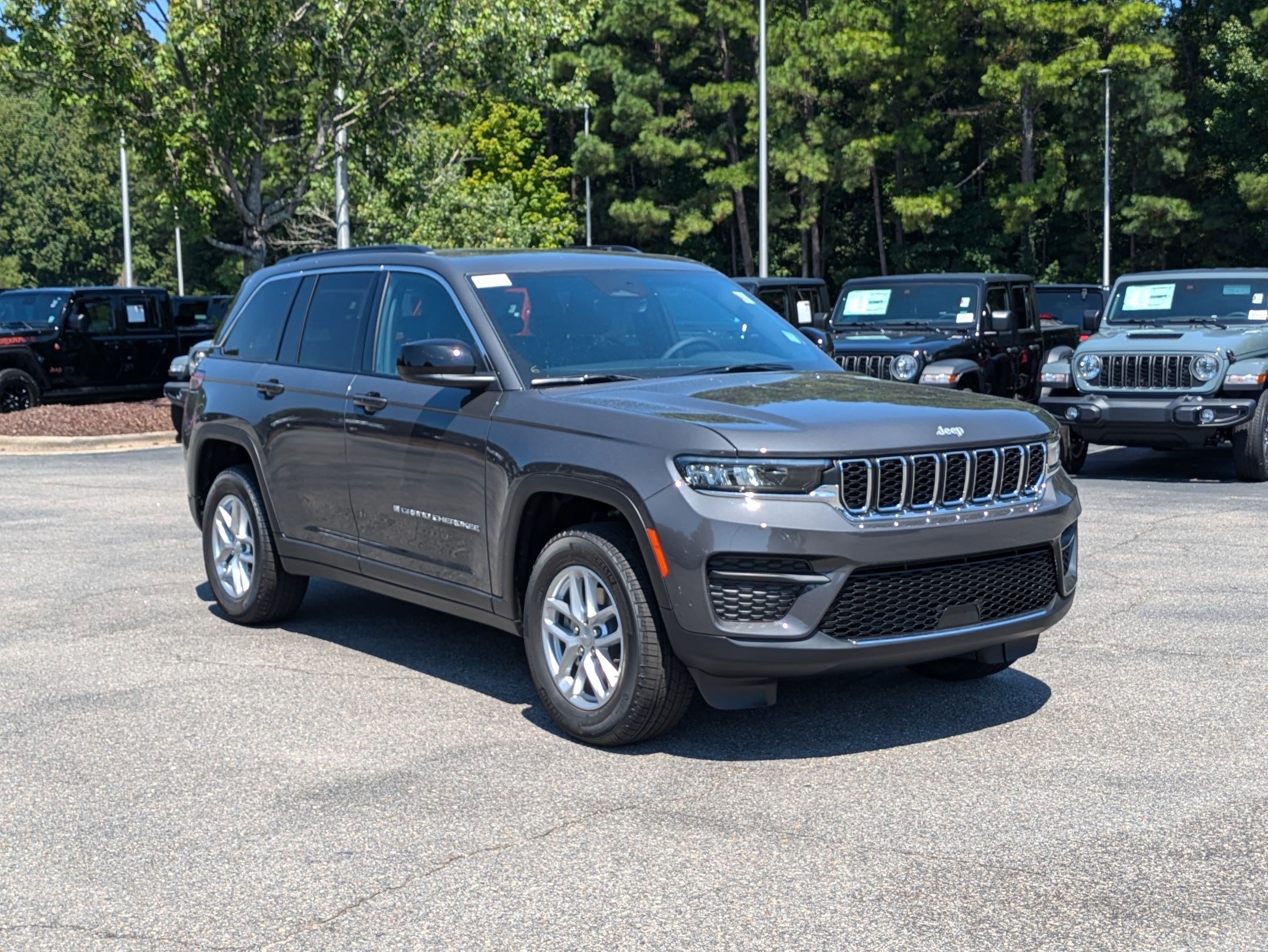 2025 Jeep Grand Cherokee Laredo photo 3