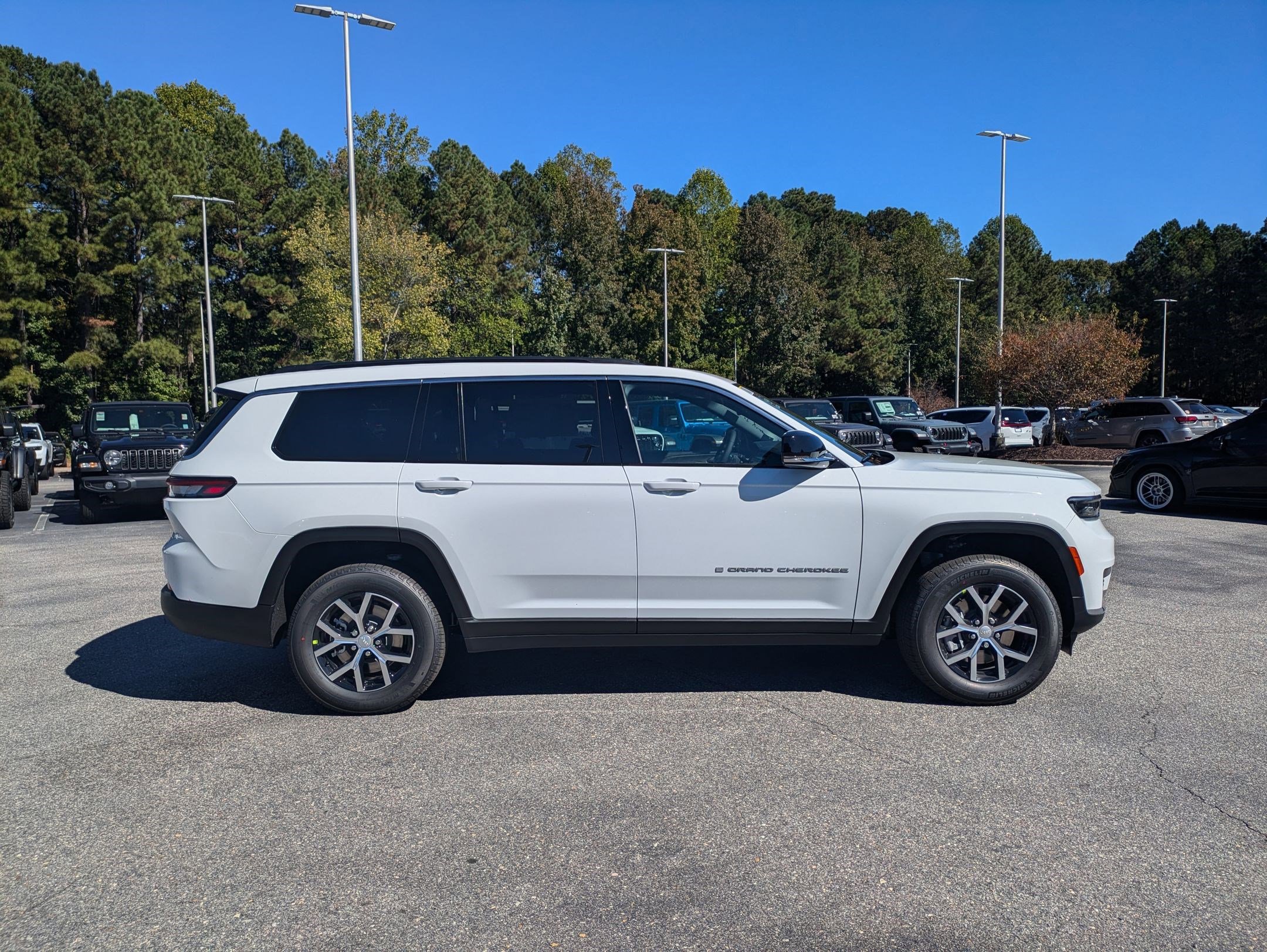 2025 Jeep Grand Cherokee Limited photo 3