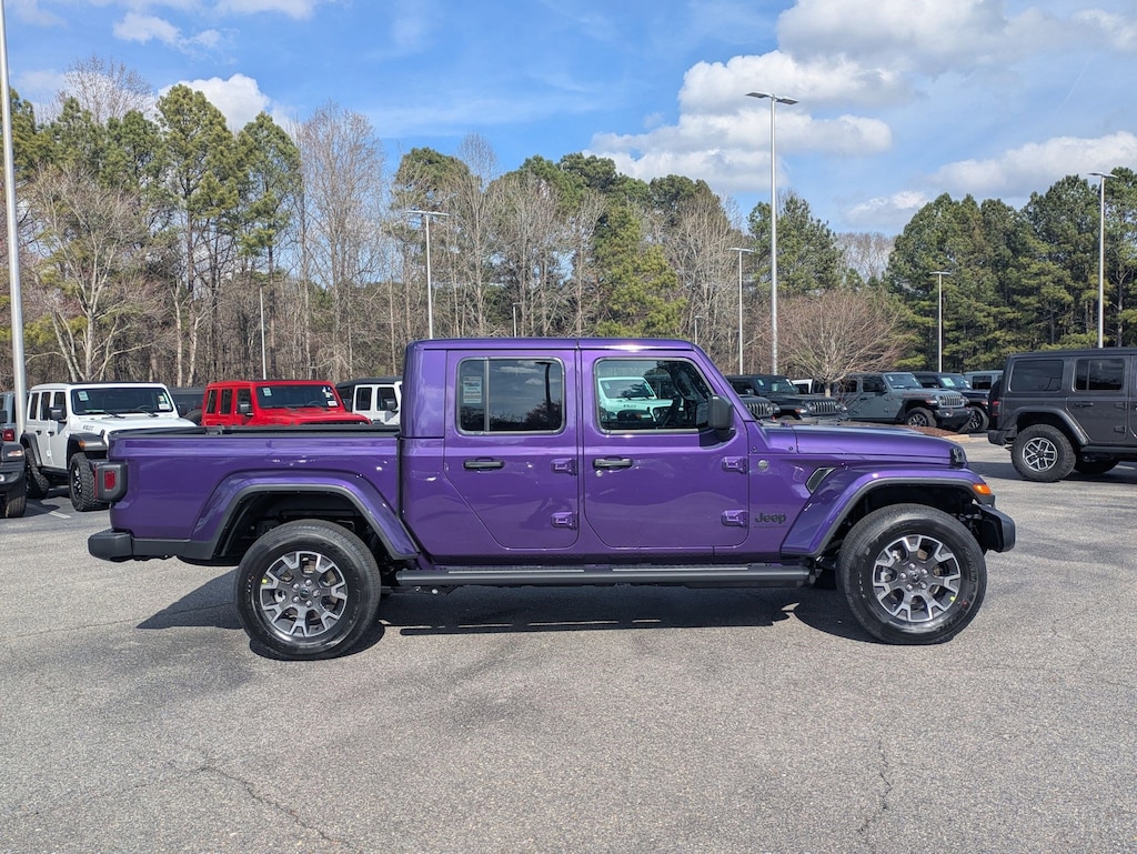 New 2026 Jeep Gladiator SAHARA 4X4 Pickup