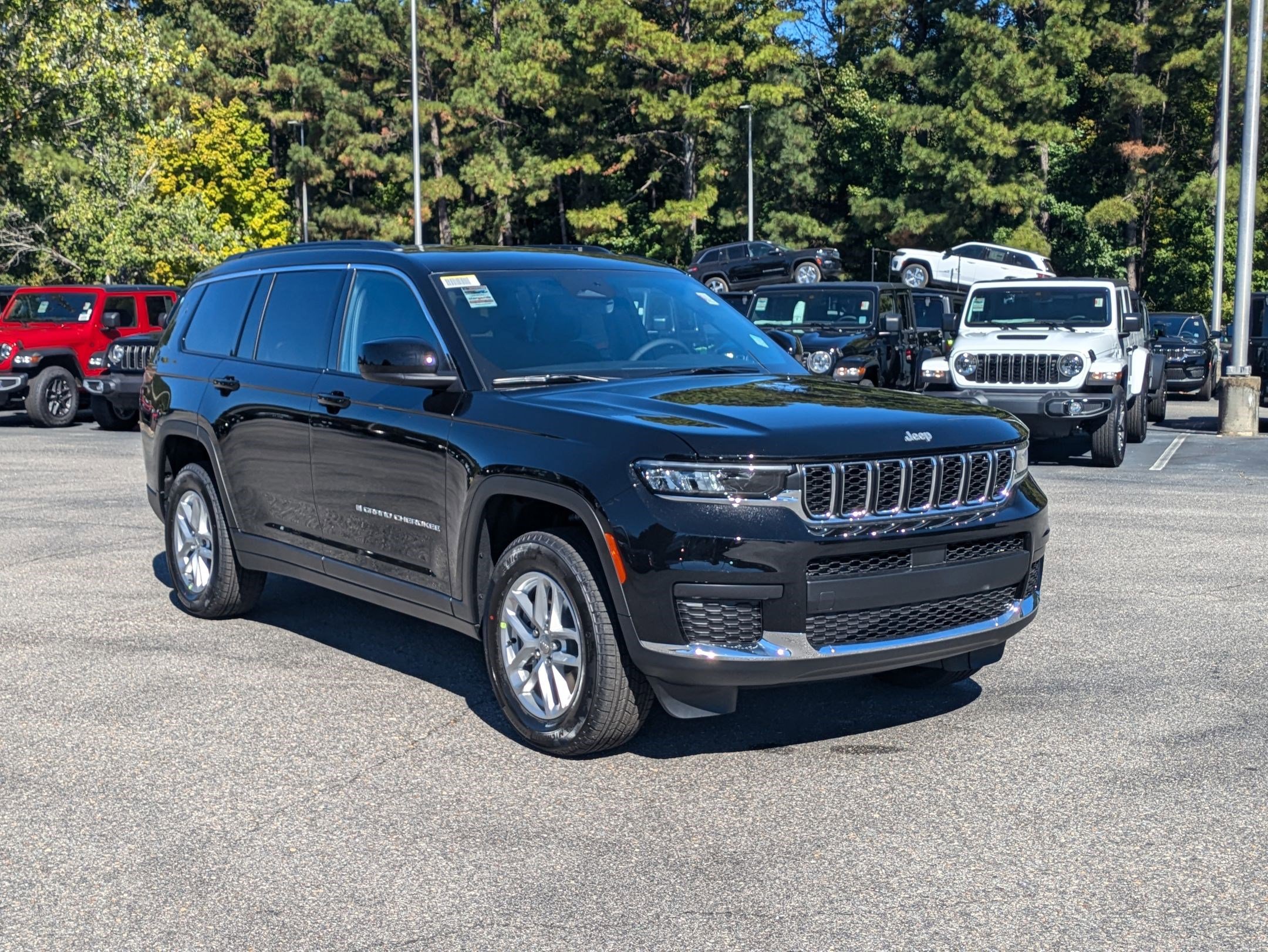 2025 Jeep Grand Cherokee Laredo photo 2