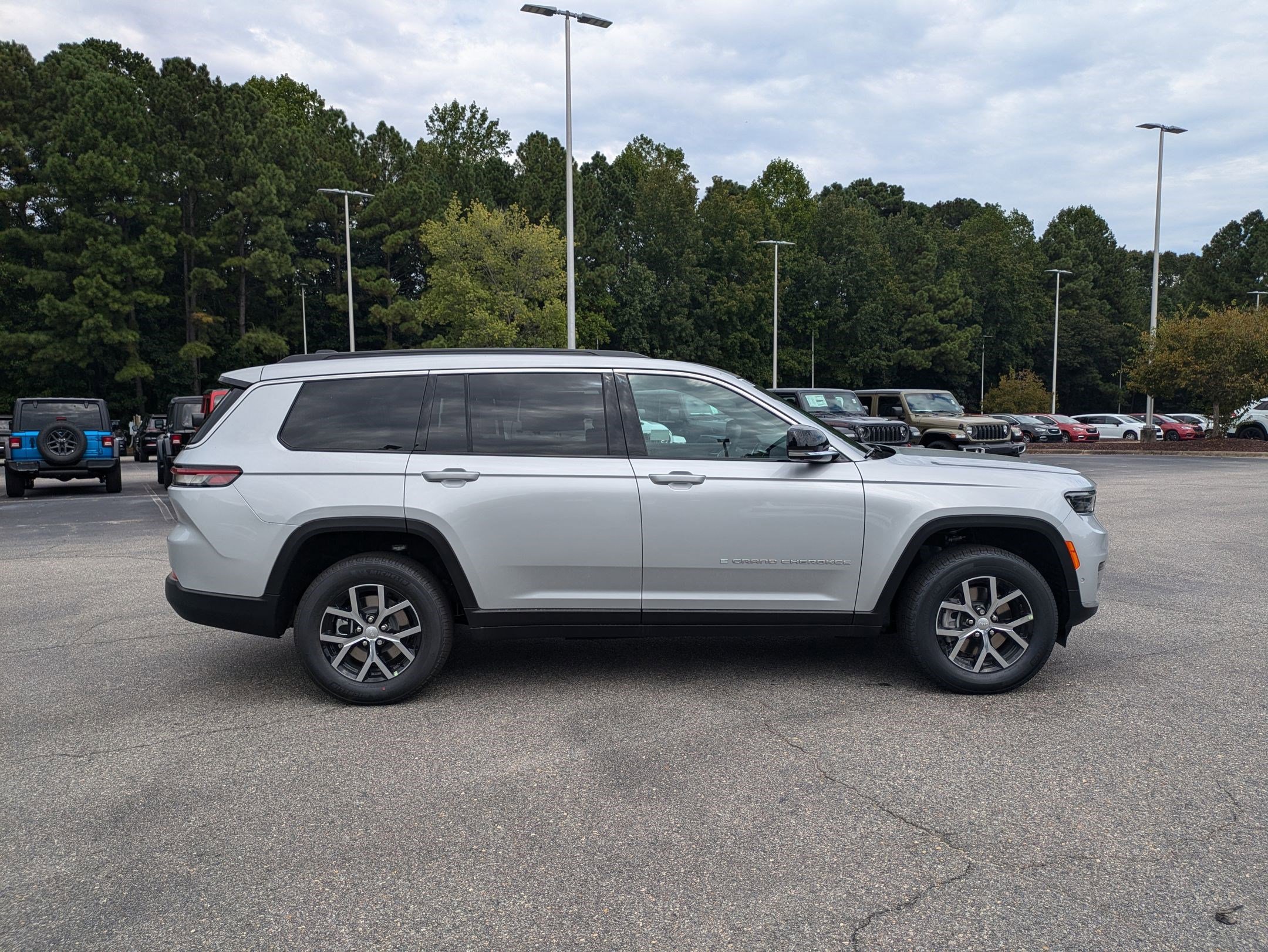 2025 Jeep Grand Cherokee Limited photo 2