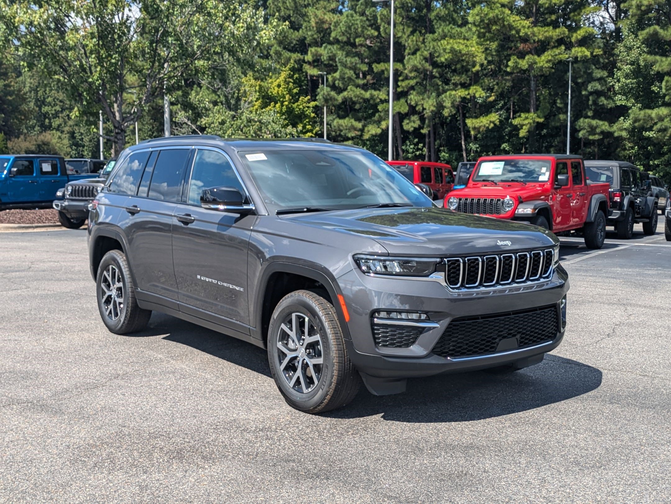 2025 Jeep Grand Cherokee Limited photo 3