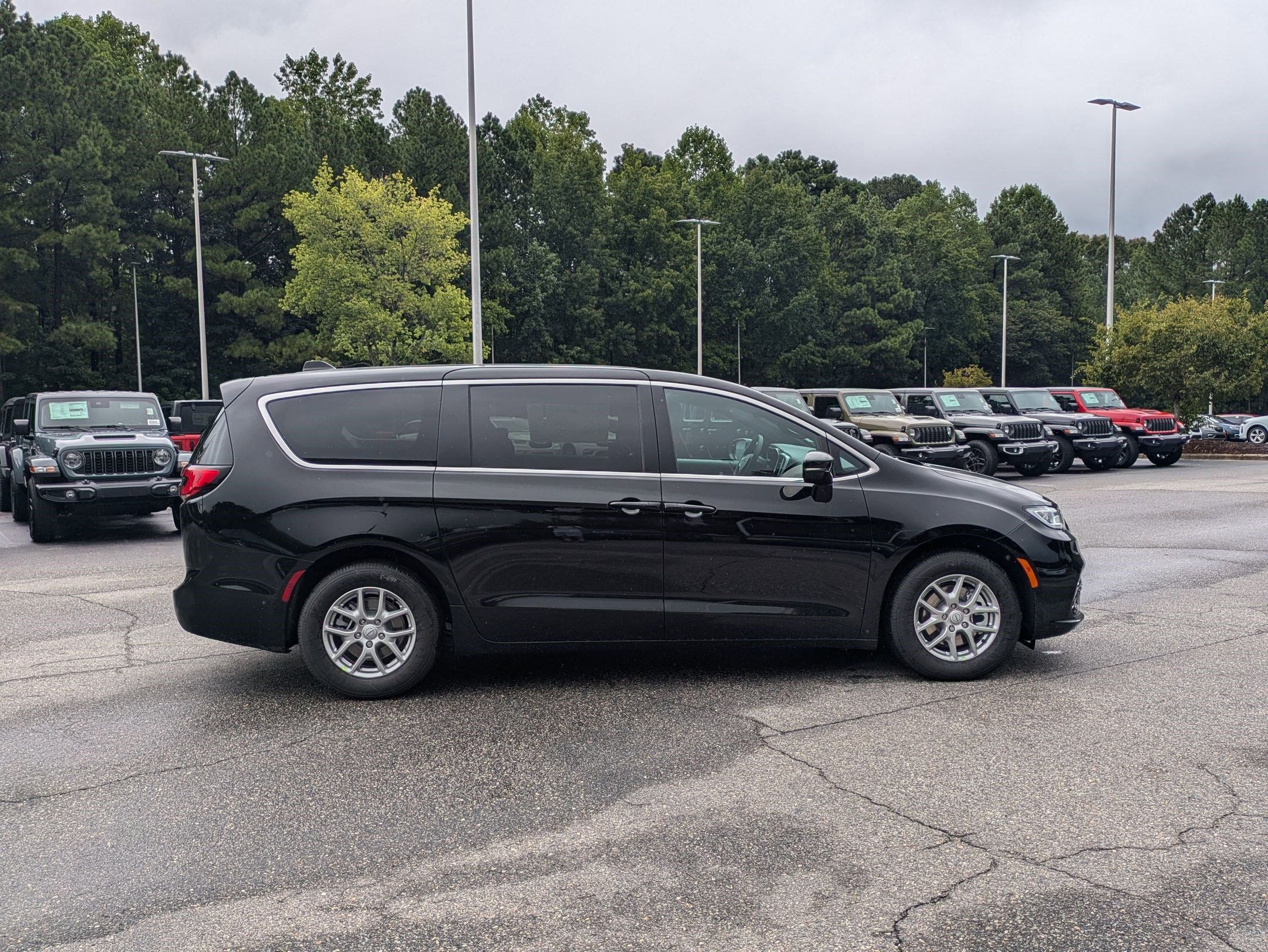 2026 Chrysler Pacifica photo 4