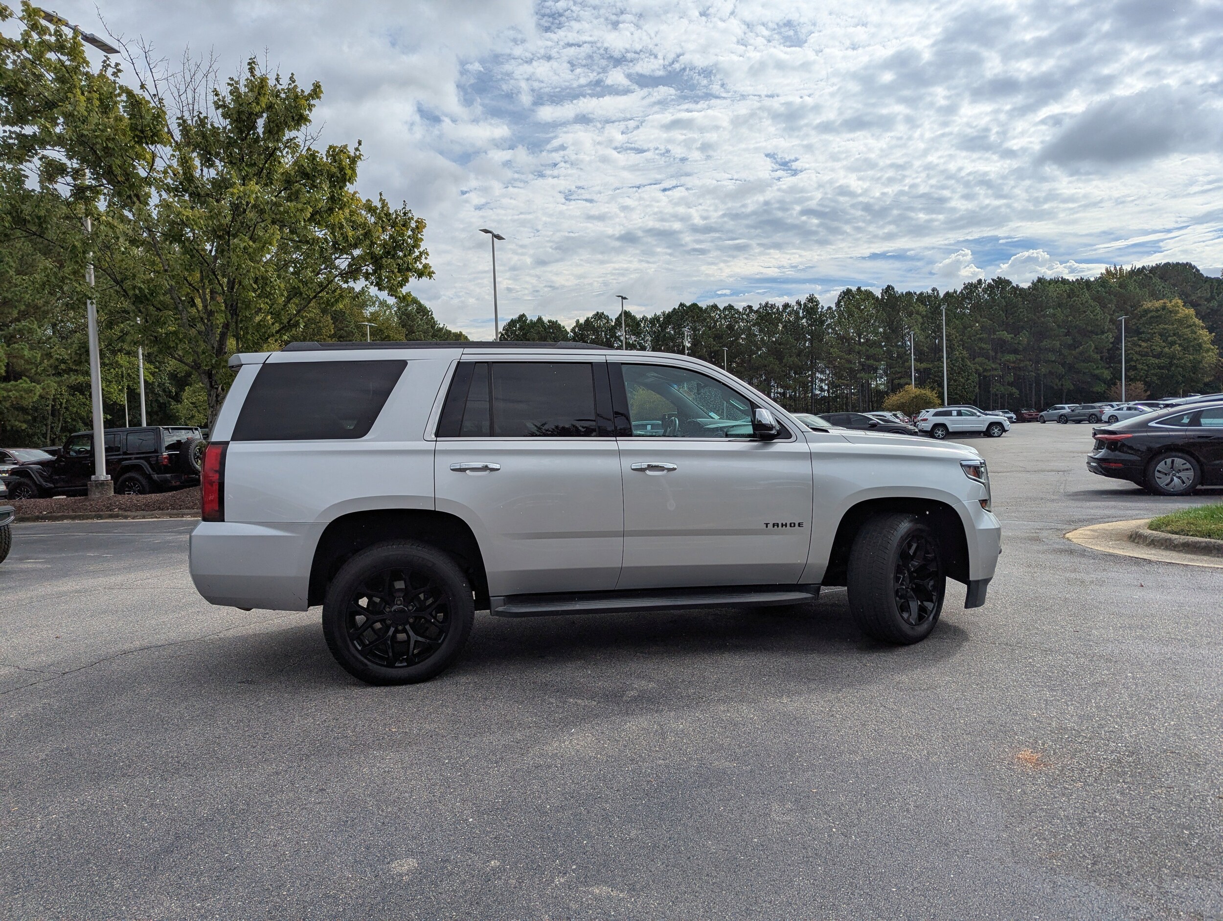 2019 Chevrolet Tahoe LT photo 2