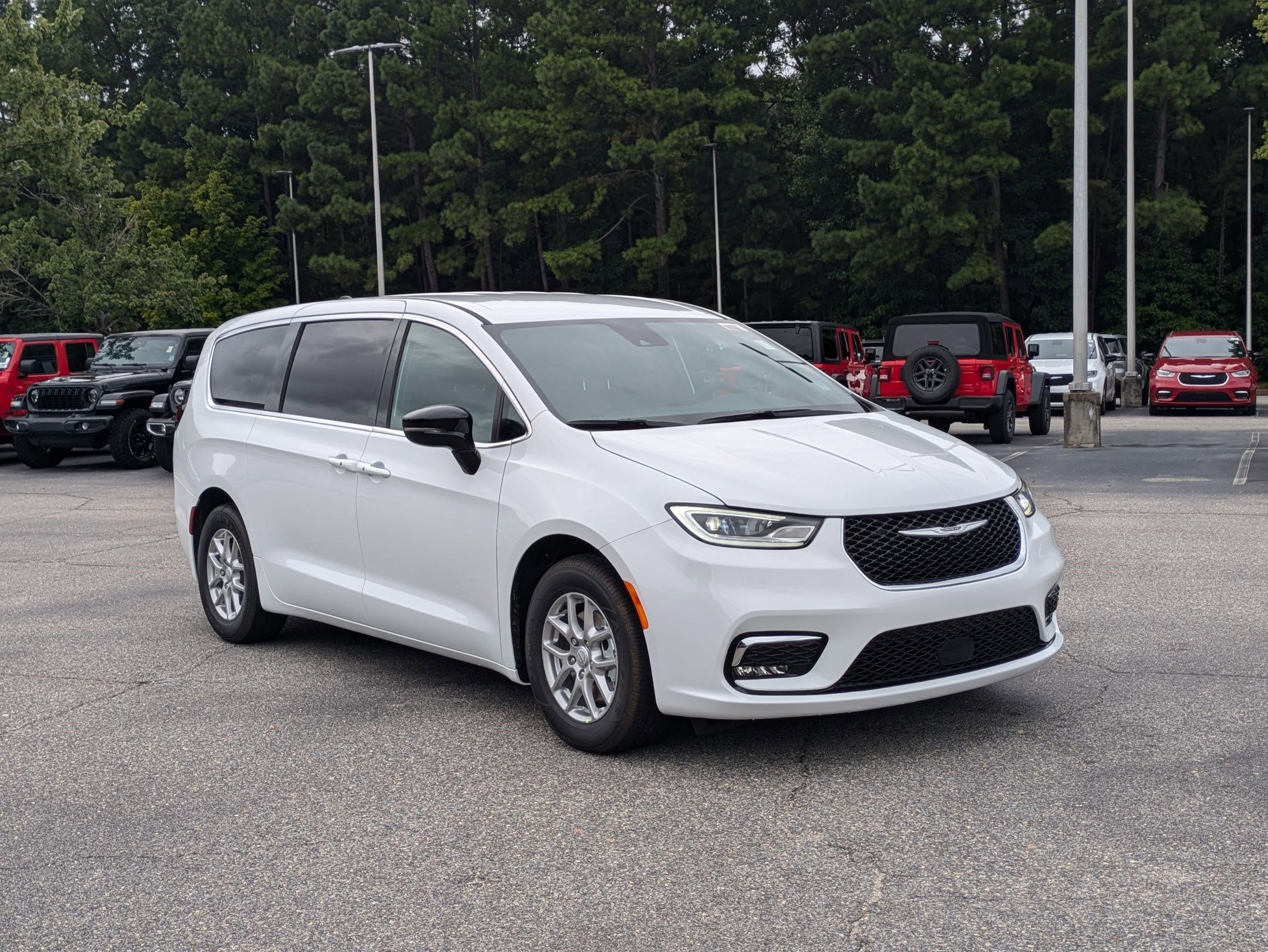 2026 Chrysler Pacifica photo 3