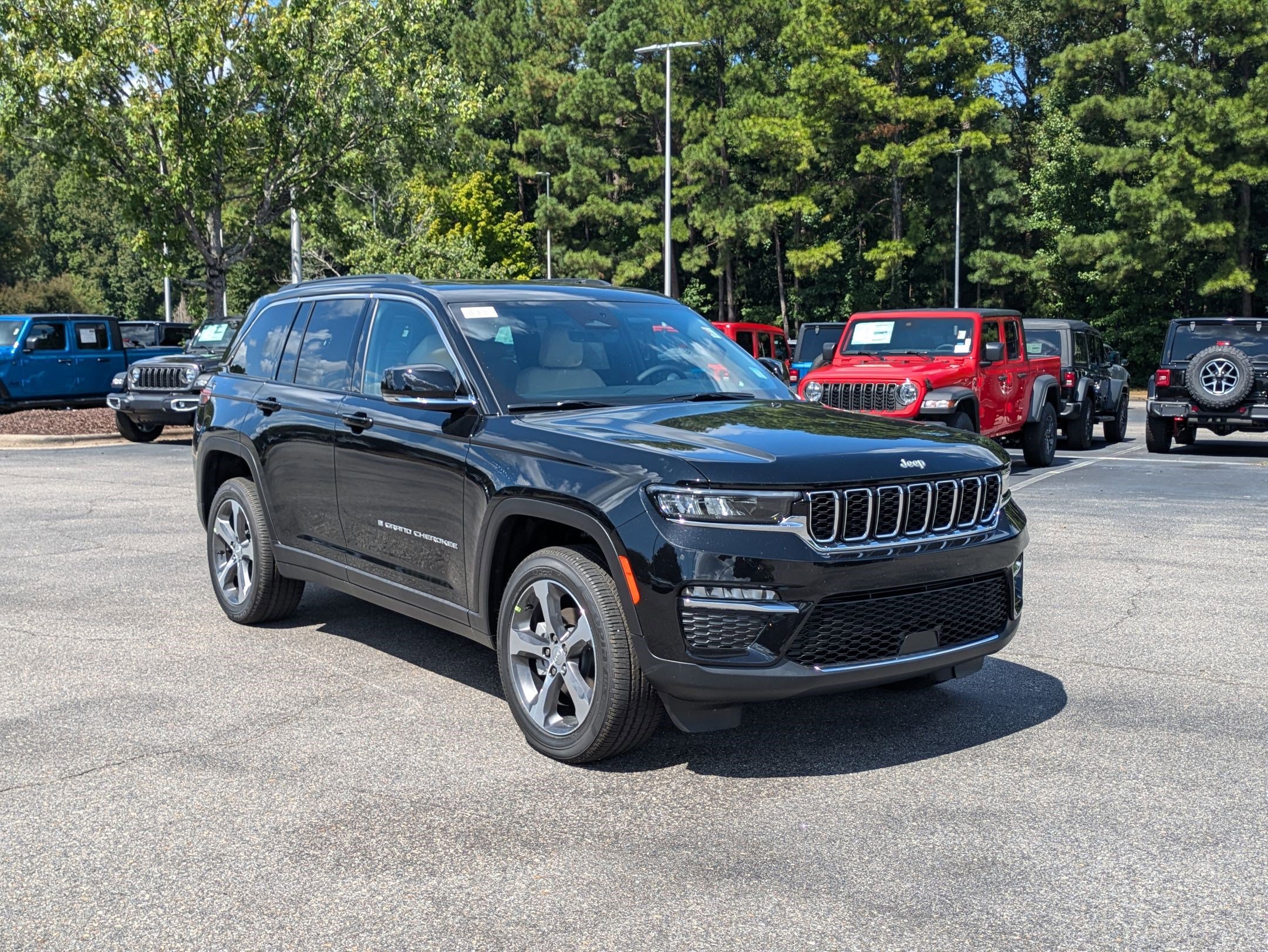 2025 Jeep Grand Cherokee Limited photo 3