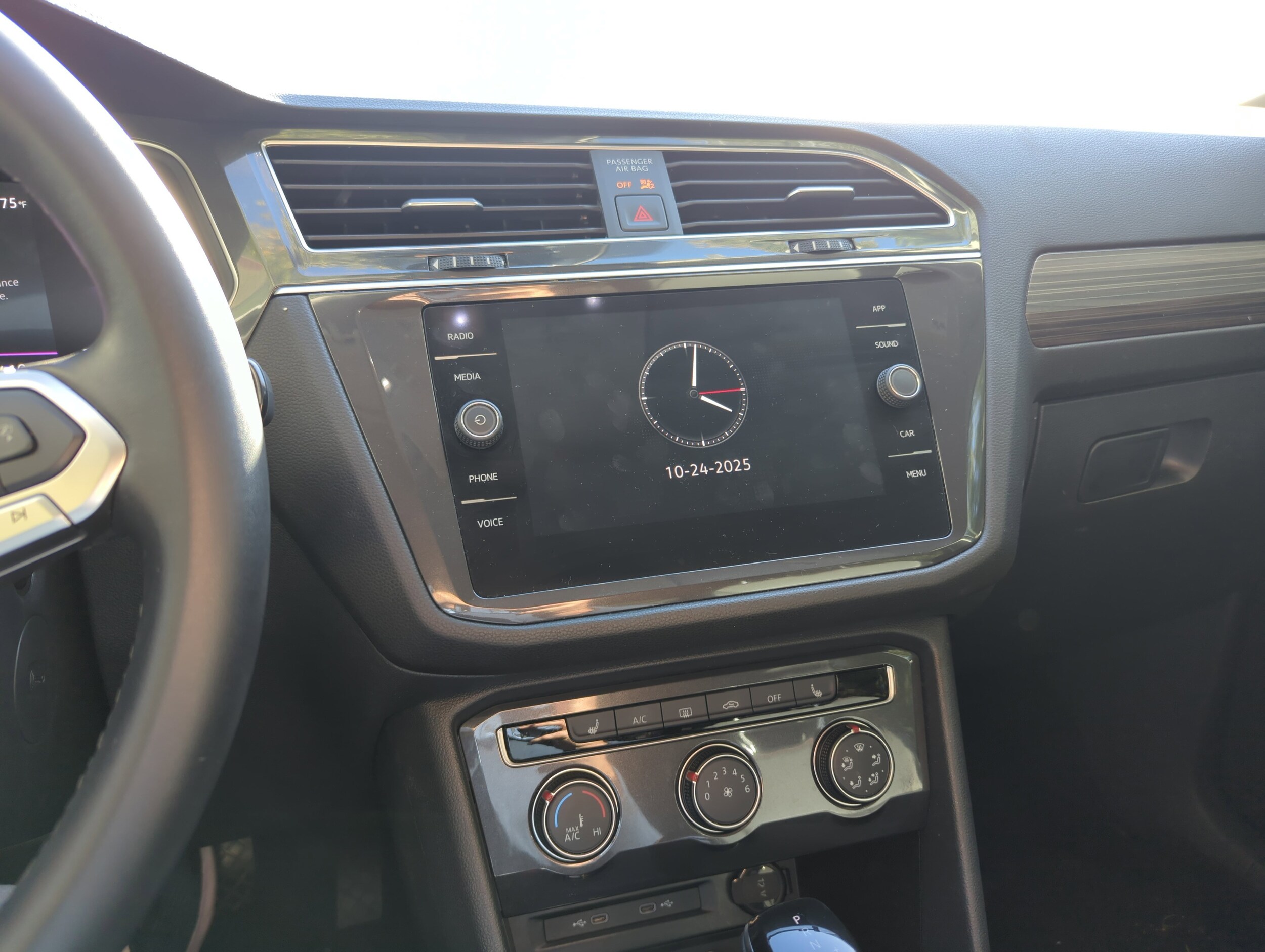 2024 Volkswagen Tiguan Wolfsburg Edition photo 2