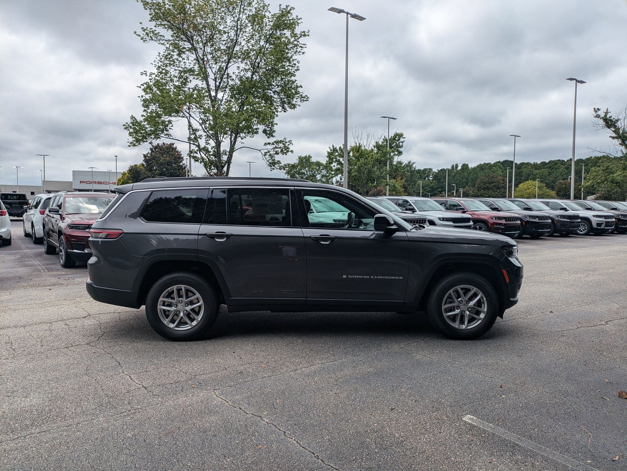 2025 Jeep Grand Cherokee Laredo photo 4