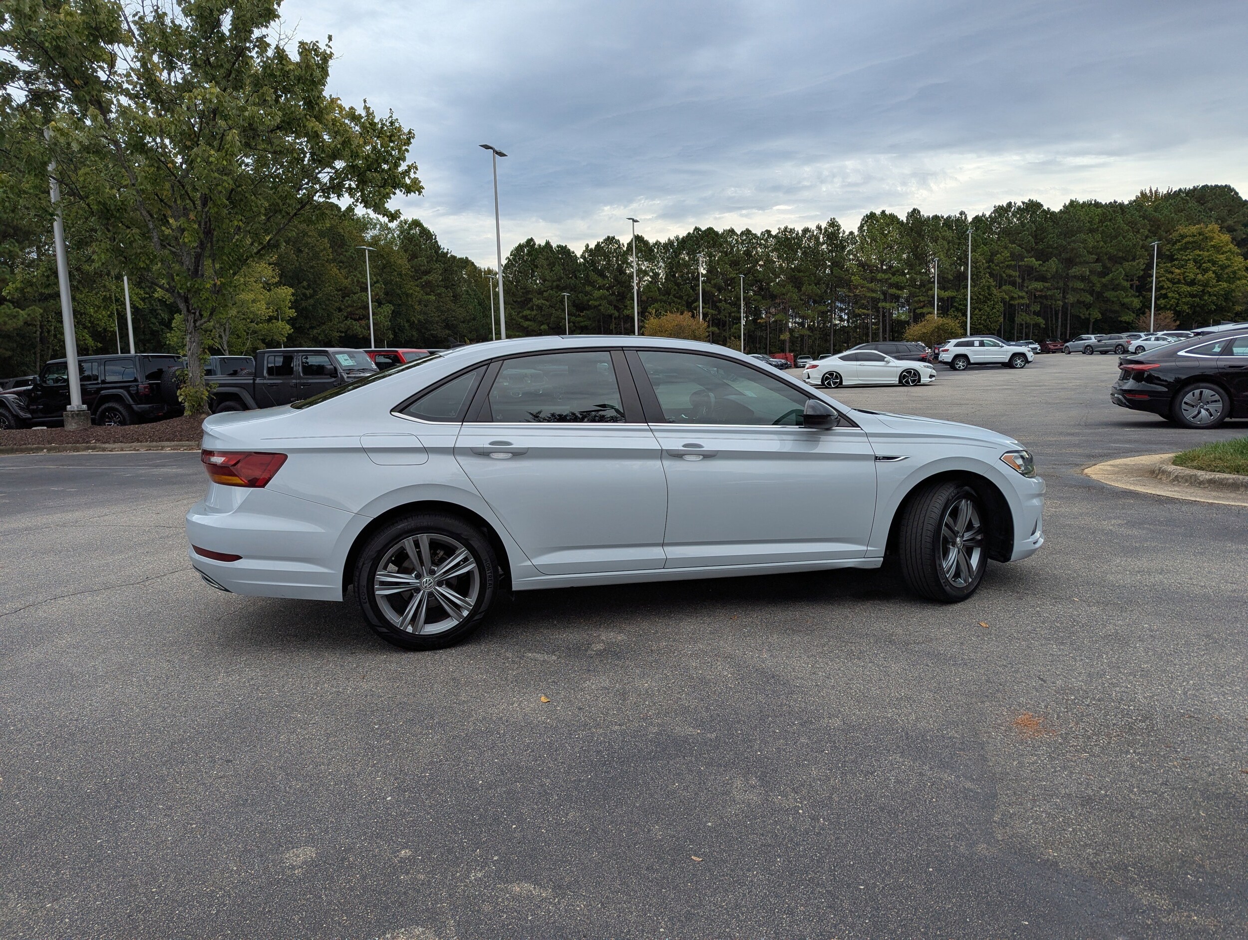 2019 Volkswagen Jetta R-Line photo 2