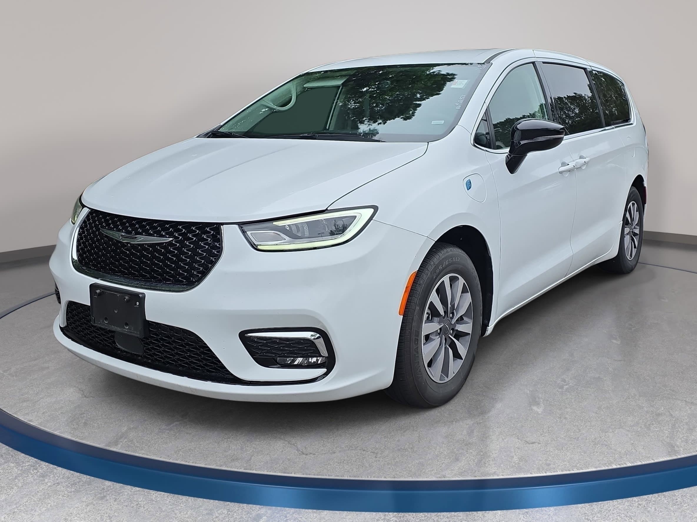 2024 Chrysler Pacifica Hybrid's photo