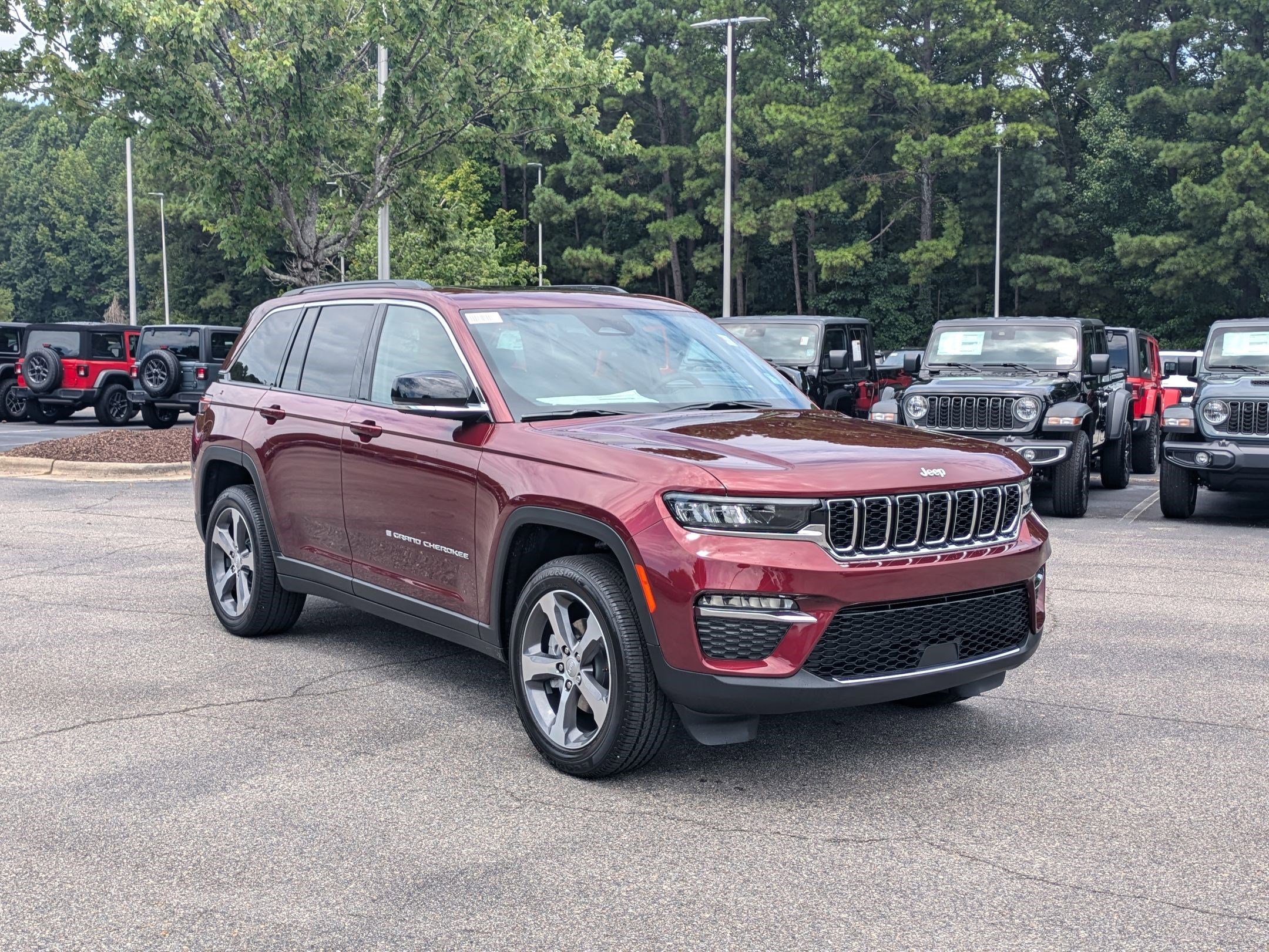 2025 Jeep Grand Cherokee Limited photo 3