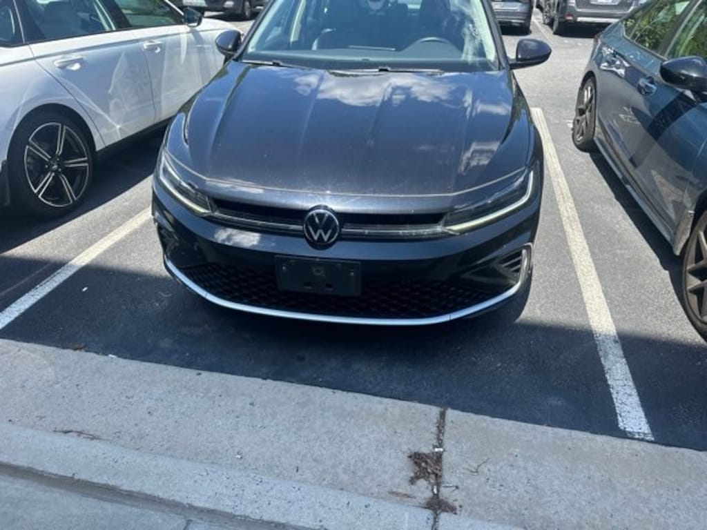 Used 2025 Volkswagen Jetta SE Sedan