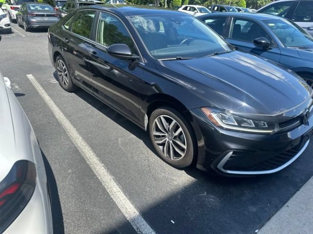 Used 2025 Volkswagen Jetta SE Sedan