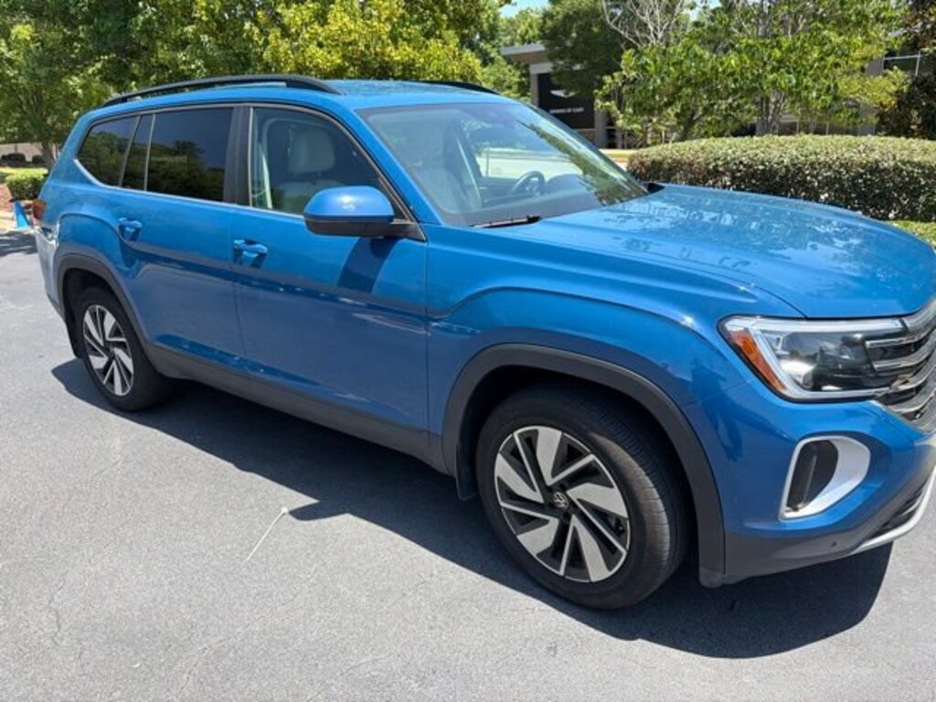 Used 2025 Volkswagen Atlas 2.0T SE with Technology SUV