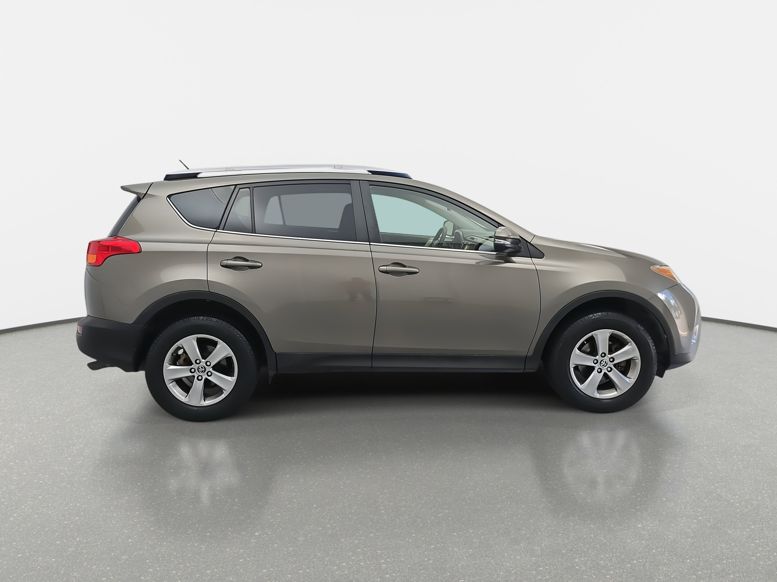 2015 Toyota RAV4 XLE photo 3