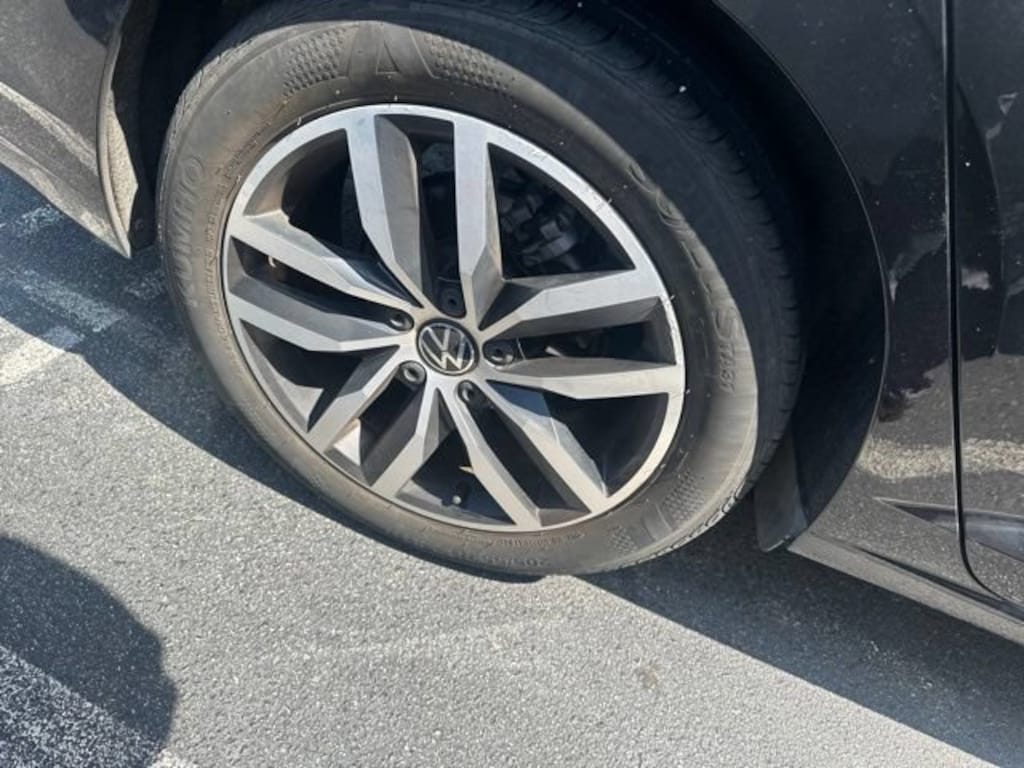Used 2025 Volkswagen Jetta SE Sedan