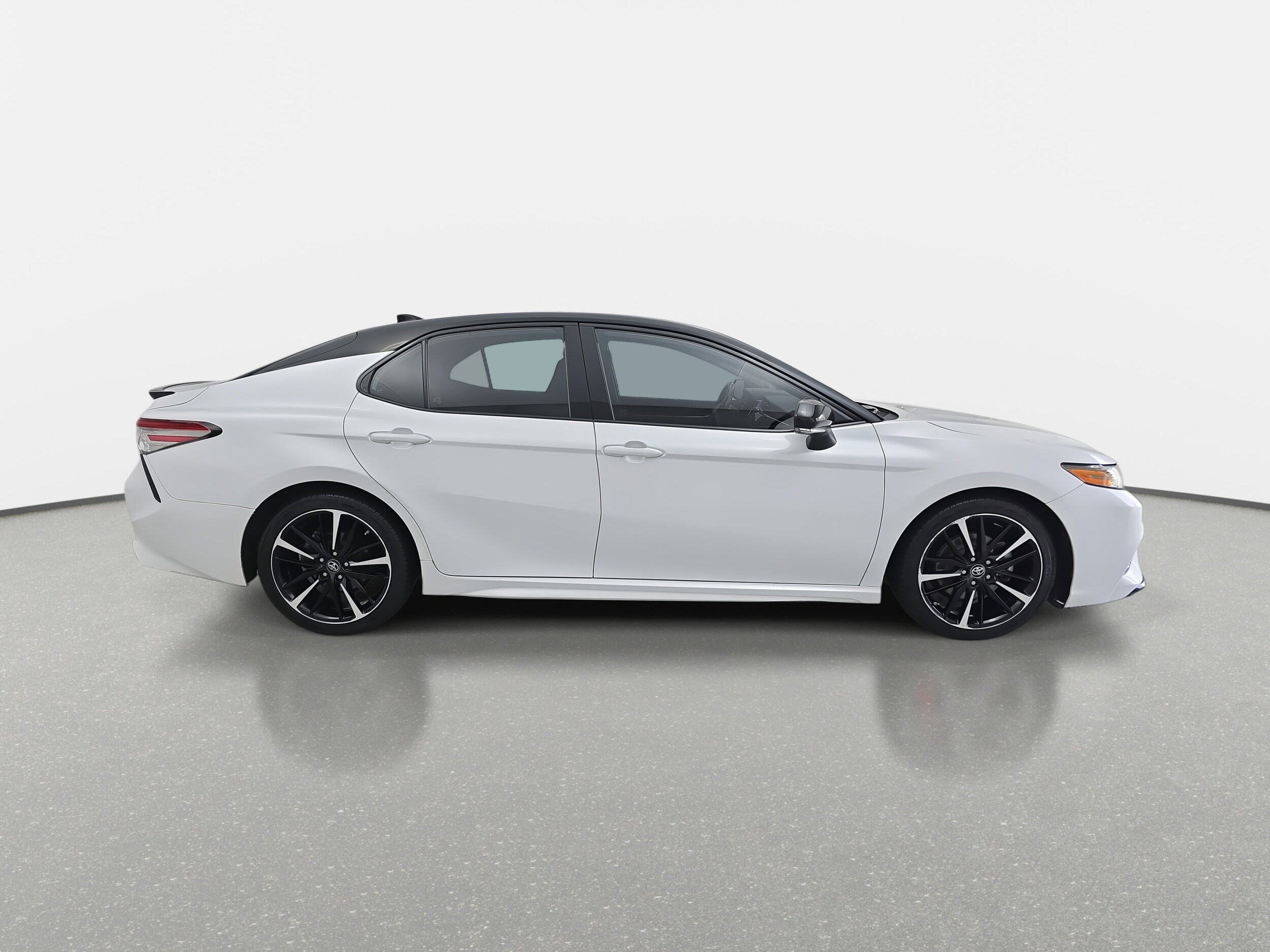 2019 Toyota Camry XSE V6 photo 4