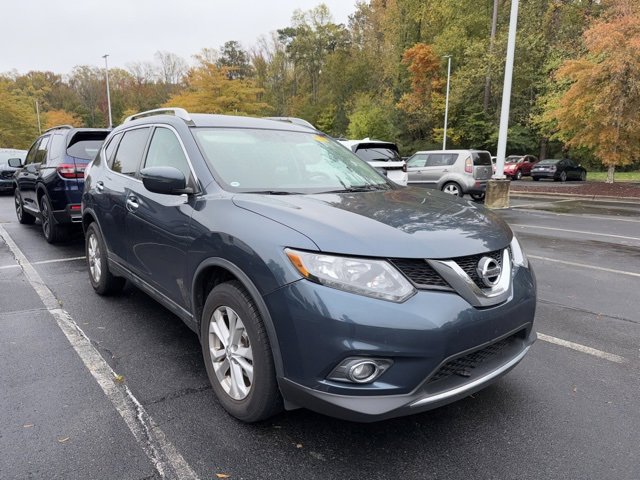 2016 Nissan Rogue SV photo 2