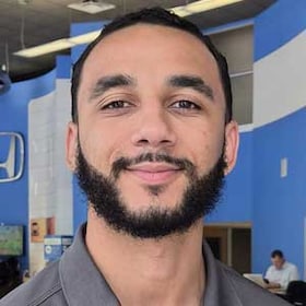 Staff member Devin Faison from ID_29e354158b41